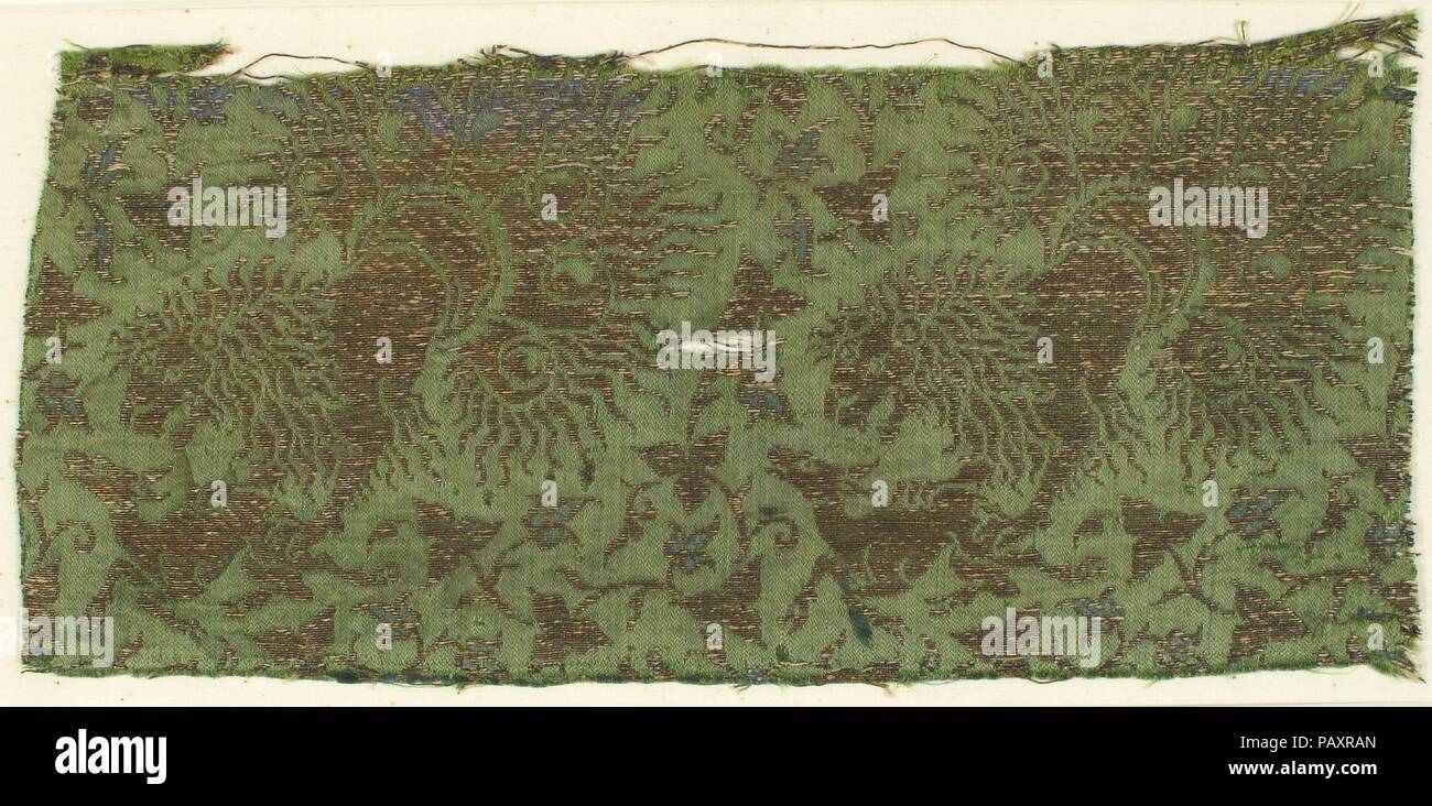 Textile avec les Lions, gazelles et feuillage. Culture : l'italien. Dimensions : hors tout : 5 3/8 × 7 9/16 in. (13,6 × 19,2 cm) Stockage (Mat) : 17 x 13 in. (43,2 × 33 cm). Date : le 14e siècle. Musée : Metropolitan Museum of Art, New York, USA. Banque D'Images