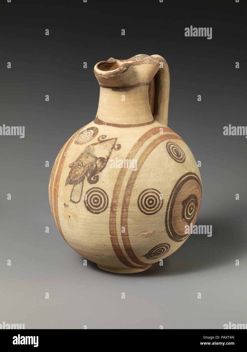 Pot en terre cuite. La culture chypriote :. Dimensions : H. 9 5/16 in. (23,7 cm). Date : ca. 750-600 av. J.-C.. L'avant de la verseuse est décoré avec la tête d'un homme portant un casque à cornes. Personnages masculins, divinités, probablement avec des cornes sont familiers de l'art chypriote de la fin de l'époque préhistorique, sur la 13e et 12e siècles avant J.-C. Il est difficile de savoir si la tête se réfère ici à une manifestation d'un dieu similaire ou s'il représente un guerrier chypriote contemporain. Musée : Metropolitan Museum of Art, New York, USA. Banque D'Images