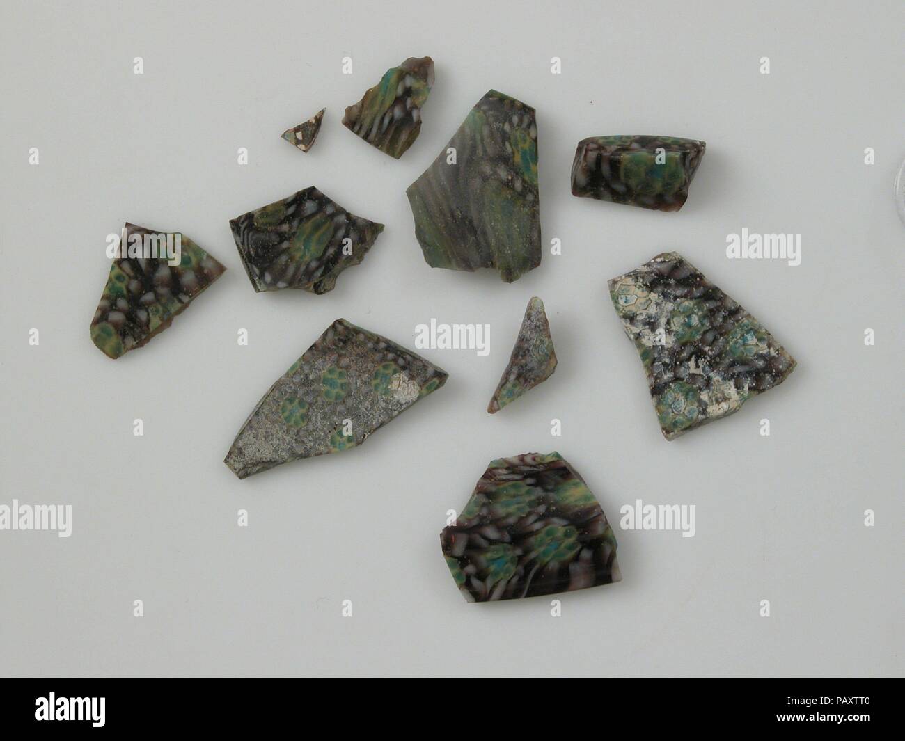 Des fragments de verre à partir d'un navire. Culture : le copte. Dimensions : Stockage (boîte de pétri) : 3 9/16 x 3 9/16 in. (9,1 x 9,1 cm). Date : 4ème au début du 5e siècle. Musée : Metropolitan Museum of Art, New York, USA. Banque D'Images