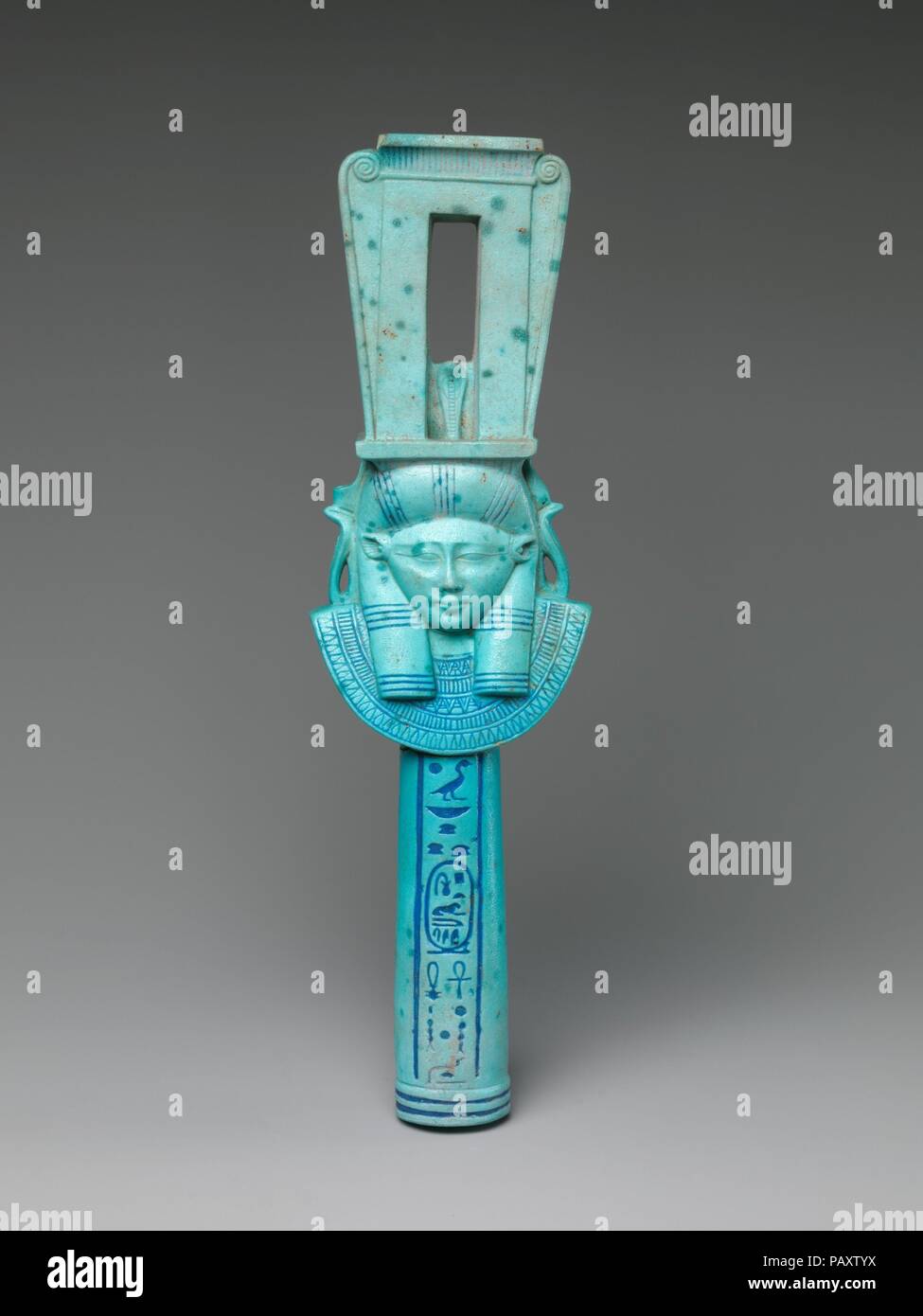Sistre de faïence portant le nom de Ptolémée I. Dimensions : H. 26,7 cm (10 1/2 in.) ; W. 7,5 cm (2 15/16 po) ; D. 3,7 cm (1 7/16 po). Date : 305-282 B.C.. Sistra instruments de musique étaient surtout associés avec le culte d'une grande déesses, y compris Hathor, Isis, Bastet, et d'autres. Exemples de faïence portant un nom royal semblent avoir été offrandes au temple. Musée : Metropolitan Museum of Art, New York, USA. Banque D'Images