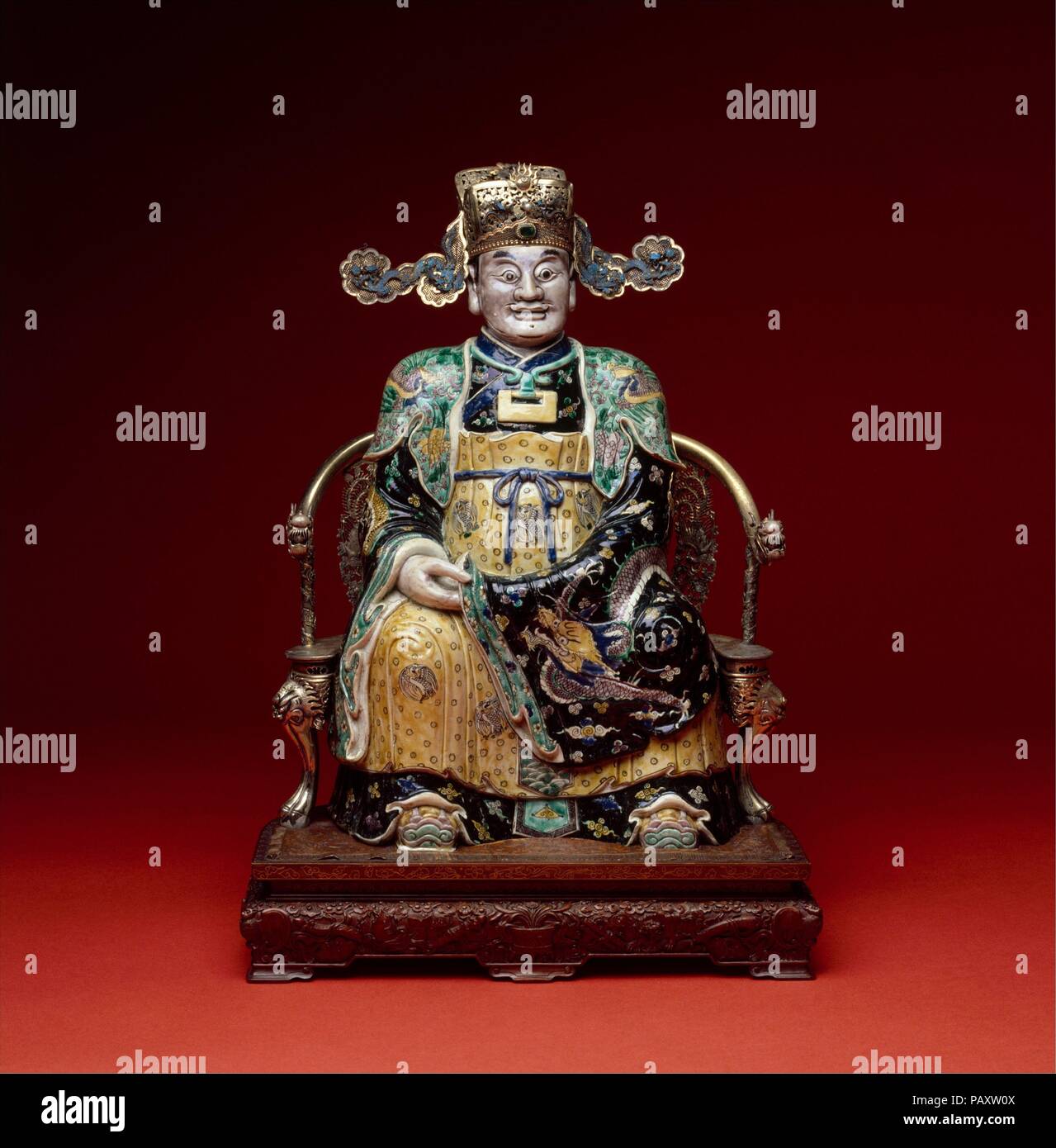 La figure, peut-être le Dieu de la richesse dans son aspect militaire. Culture : la Chine. Dimensions : H. 22 3/4 in. (57,8 cm). Date : fin 17ème-début du 18e siècle. L'identification provisoire de ce chiffre avec le dieu de la richesse est fondée sur le chapeau qu'il porte. L'un des nombreux dieux populaires en Chine, le Dieu de la richesse (Cai Shen) est pensée pour dériver d'un personnage historique qui a vécu durant la dynastie Qin (221 avant J.-C.), et plus tard a été déifié et vénéré pour son aptitude à favoriser la richesse et la bonne fortune. Musée : Metropolitan Museum of Art, New York, USA. Banque D'Images