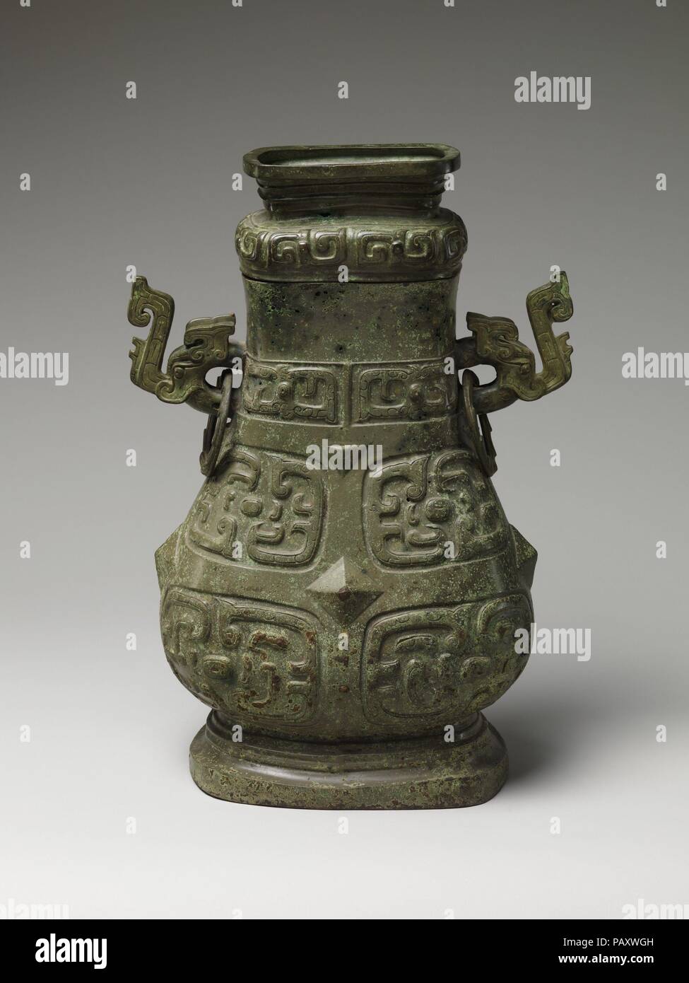 Bateau de vin (Hu). Culture : la Chine. Dimensions : H. 21 3/4 in. (55,2 cm) ; W. 14 3/4 in. (37,5 cm). Date : fin 9e - début 8e siècle avant J.-C.. Comme les Shang masque animal perdu sa signification symbolique sous les Zhou, il dissout dans un motif ornemental, comme ici, où un 'oeil' est encerclé par les courbes des lignes accrochées. Musée : Metropolitan Museum of Art, New York, USA. Banque D'Images