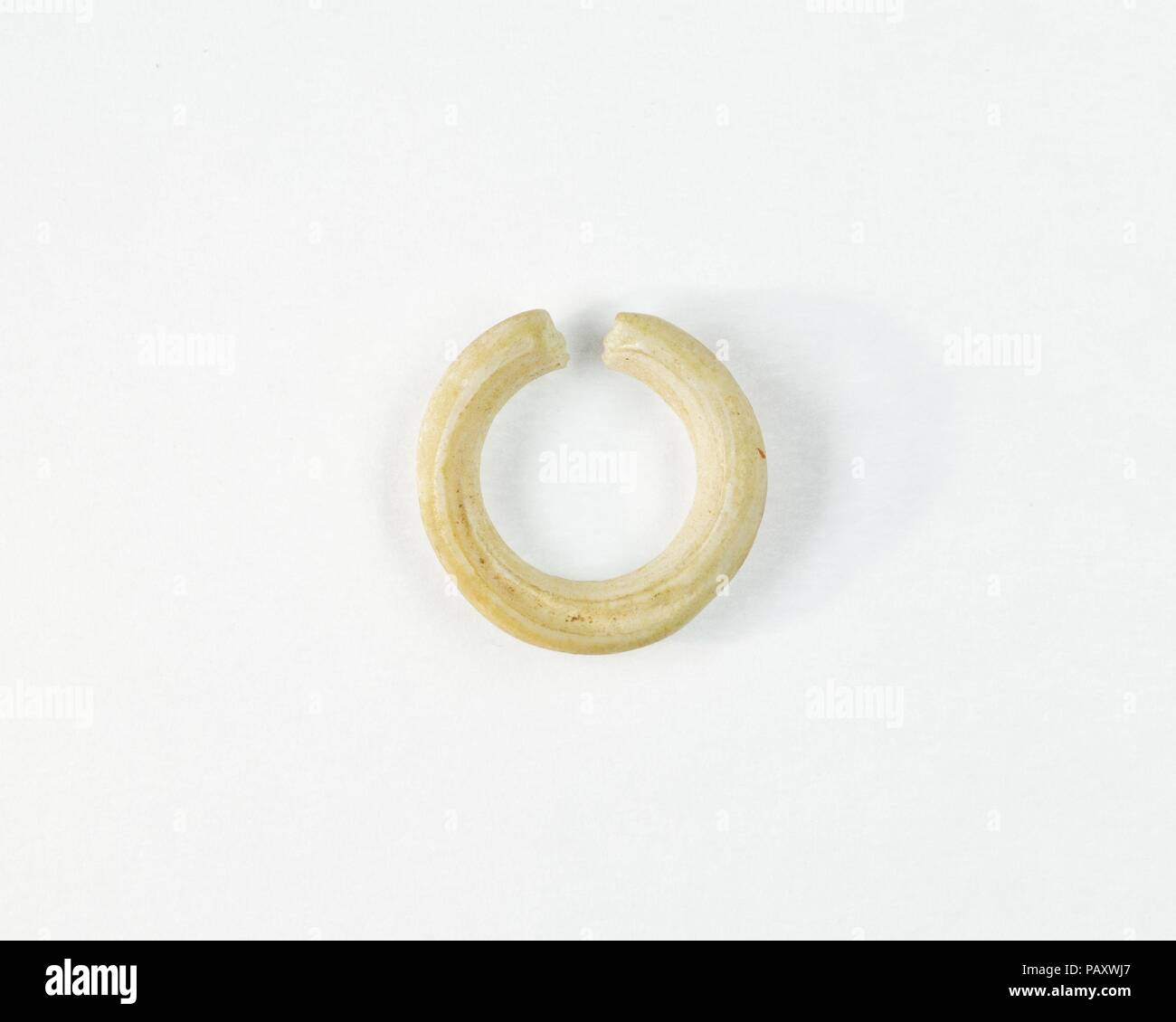 Penannular d'oreille. Dimensions : diam. 1,2 cm (1/2 po.). Dynastie DYNASTIE : 18. Date : ca. 1550-1295 av. J.-C.. Musée : Metropolitan Museum of Art, New York, USA. Banque D'Images