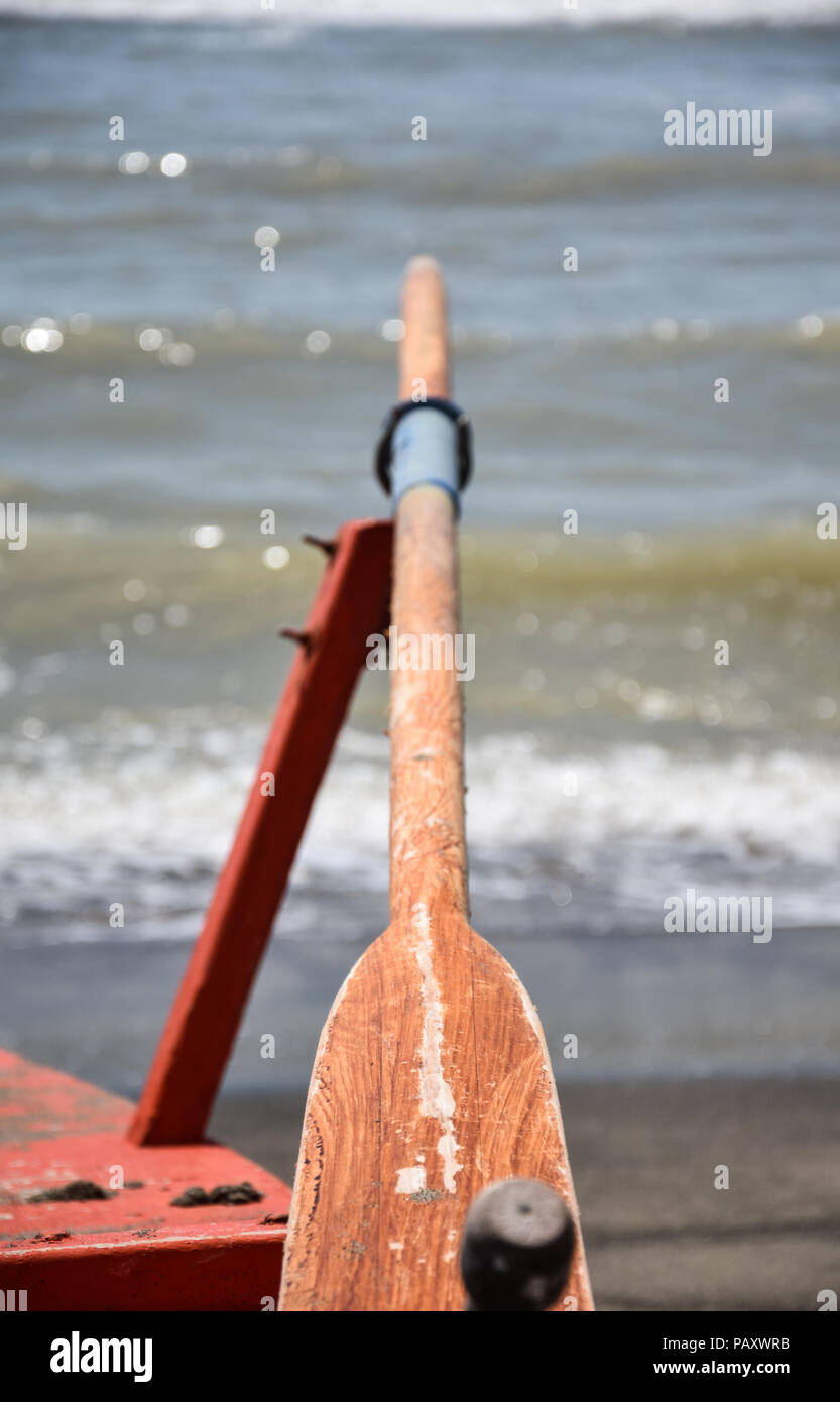 Une ancienne rame de bois en appui sur son rowlock pointant sur la mer  Photo Stock - Alamy