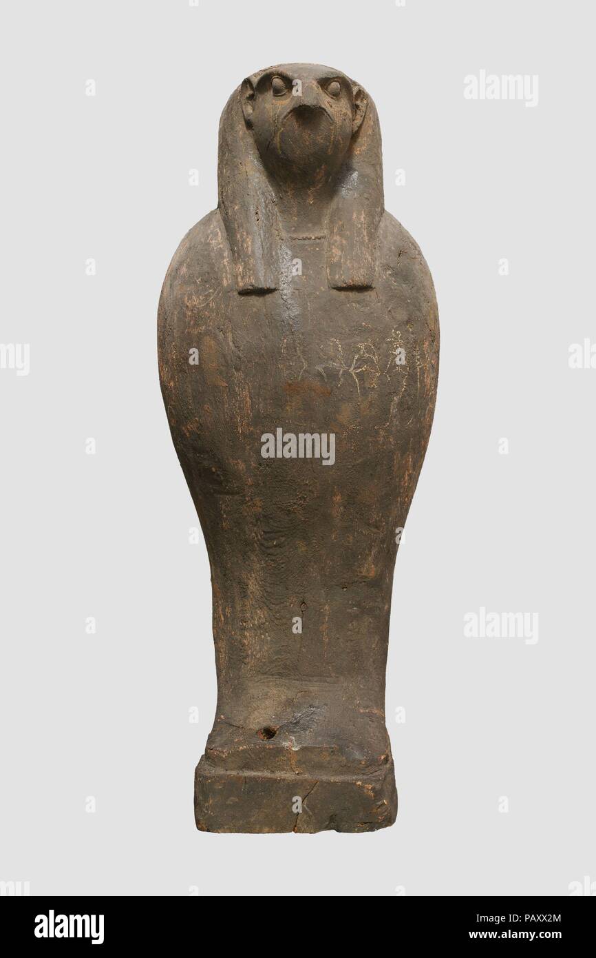 Coffin et le maïs à Osiris momie masque. Dimensions : 49,5 cm L. (19 1/2 in.) ; W. 18,5 cm (7 5/16 in.) ; H. 14,5 cm (5 11/16 po.). Date : 664-30 av. Ces cercueils à tête de faucon ne contiennent pas de momies mais symbolique Osiris momies de veau de grain et de sable. La tête de faucon sur le cercueil et le texte hiéroglyphique sur le couvercle peint indiquent qu'ils sont associés à la divinité funéraire Ptah-Sokar-Osiris. Ces cercueils et 'mummies' ont été préparés et enterrés dans les rites annuels à certains centres dans le cadre des mystères d'Osiris. La germination du grain symboliserait les possibilités Banque D'Images
