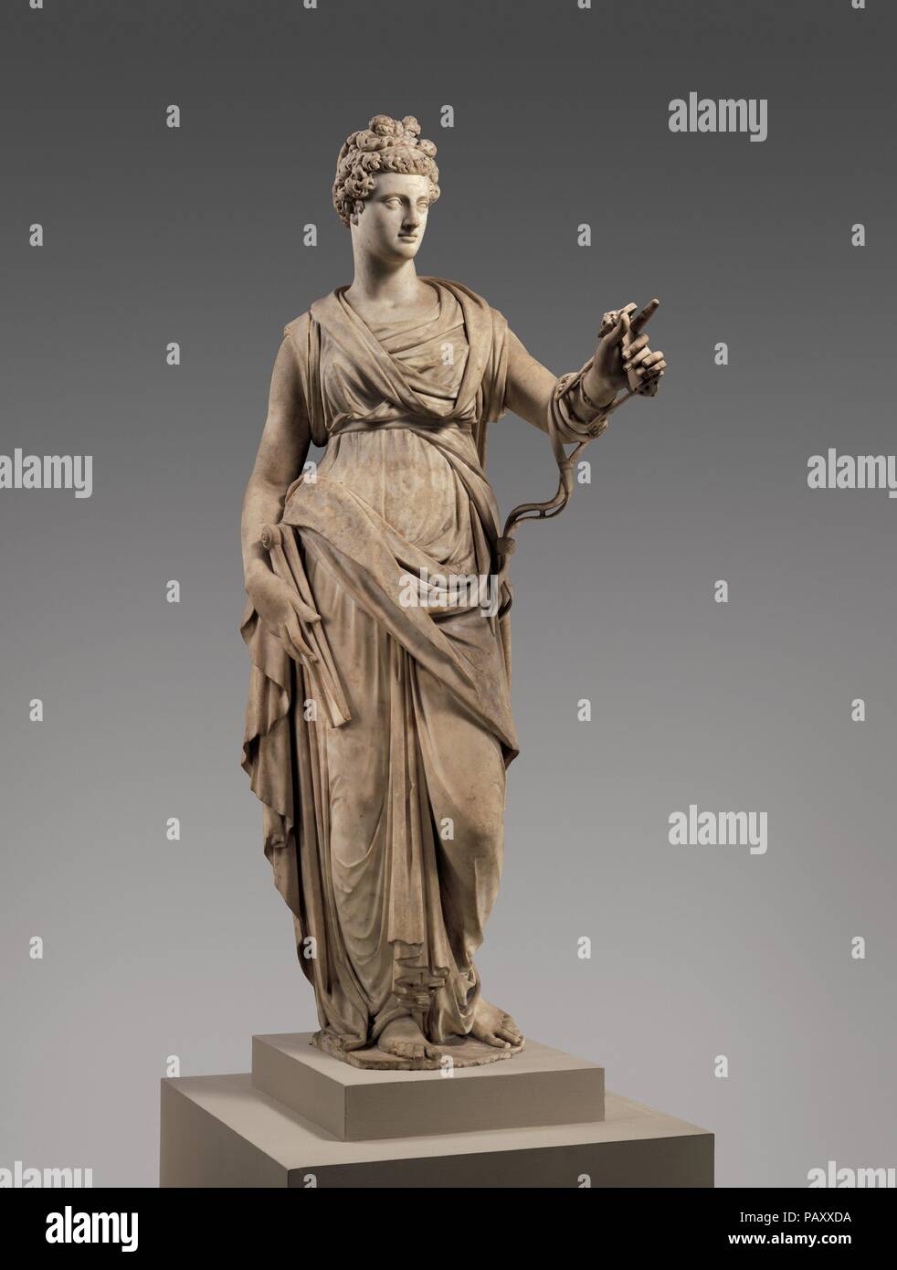 La tempérance. Artiste : D'après un modèle de Giambologna (Douai, Russisch Florence 1529-1608) ; Giovanni Caccini (italien, 1556-1613). Culture : L'Italien, Florence. Dimensions : Hauteur de l'ensemble, à la surface supérieure du socle intégré (confirmé) : H. 5/8 x 69 3/8 x 25 W. D. 30 7/8 in. (176,8 x 64,5 x 78,4 cm). Date : 1583-84. Cette Temperance est identifié par les articles qu'elle contient : une patte dans une main et les diviseurs et la règle dans l'autre. Serrant le peu avec ses patrons audacieux et sa sangle enroulée autour de son avant-bras comme une arme défensive, elle nous exhorte avec doigt pour suivre son exemple. Les deux m Banque D'Images