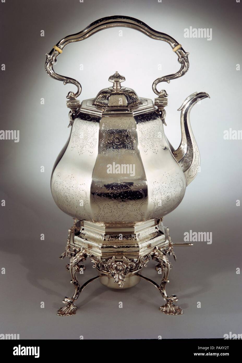 La bouilloire. Culture : L'Américain. Dimensions : hors tout : 15 3/4 x 9 5/16 in. (40 x 23,7 cm), 68 oz. 4 tpl. (2120.7 g) Corps : H. 11 5/8 in. (29,5 cm) ; 42 oz. 4 tpl. (1312.6 g) Stand : H. 4 1/2 in. (11,4 cm) ; 21 oz. 10 tpl. (669.3 g) Lampe : H. 2 3/8 x 2 3/4 in. (6 x 7 cm) ; 4 oz. 9 tpl. (138,8 g). Bouilloire : William Forbes (baptisé 1799, actif à New York, 1826-63). Détaillant : Ball, Tompkins et Noir (active 1839-51). Date : ca. 1840. Musée : Metropolitan Museum of Art, New York, USA. Banque D'Images