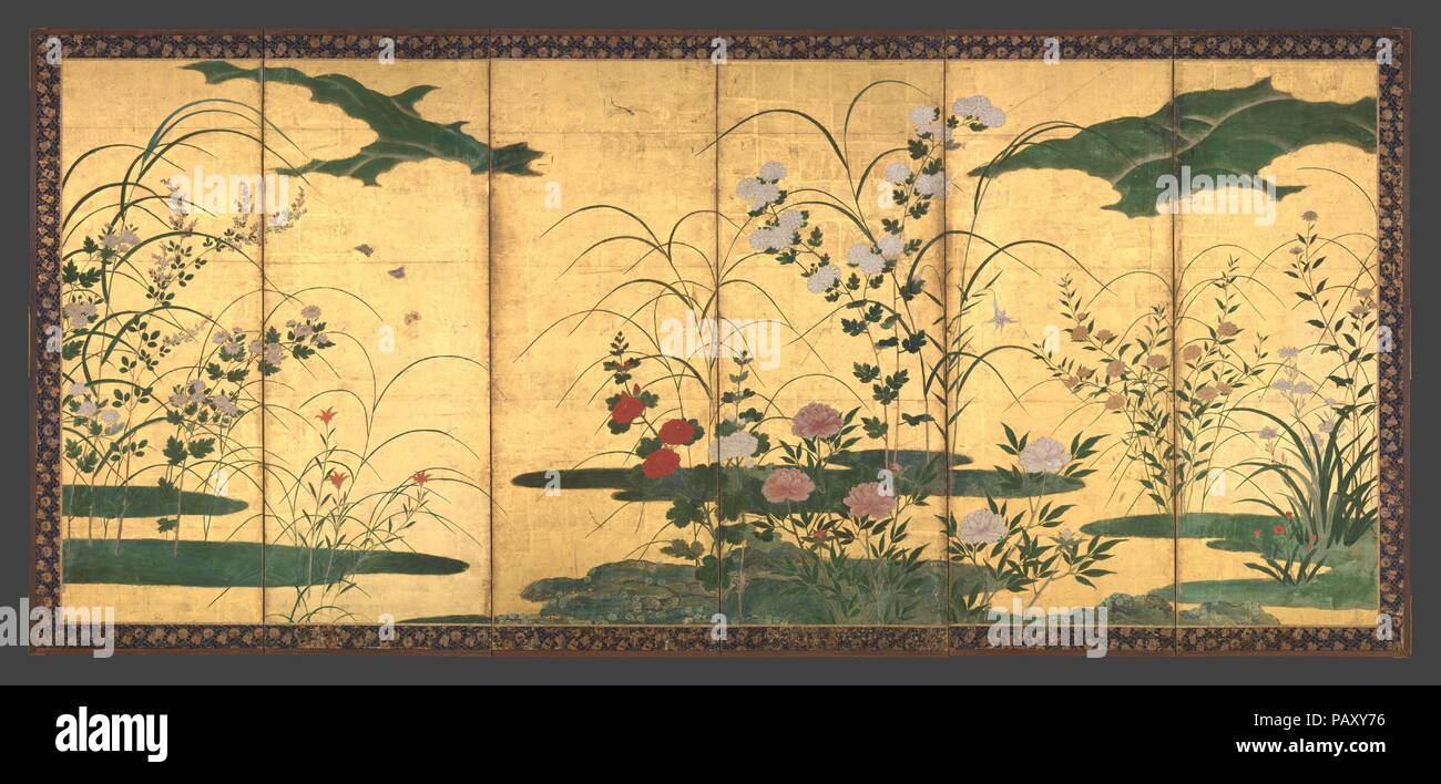 Herbes et fleurs des Quatre Saisons. Artiste : Cercle de Mitsunobu Kano (japonais, 1565-1608). Culture : le Japon. Dimensions : Chaque : 59 15/16 in. × 11 pi. 7 7/16 in. (152,3 × 354,2 cm). Date : fin du 16e siècle. Dans une torsion sur le thème commun d'oiseaux et de fleurs des quatre saisons, cette paire d'écrans se concentre plutôt sur les insectes et fleurs pour représenter près d'un cycle de changement de la fin du printemps au début de l'hiver. La séquence commence à l'extrême droite à l'aide des favoris, comme le jaune et roses, vexille conclut à l'extrême-gauche avec snow-depoussierage lantern fleurs, chrysanthèmes, et eulalia grass e Banque D'Images