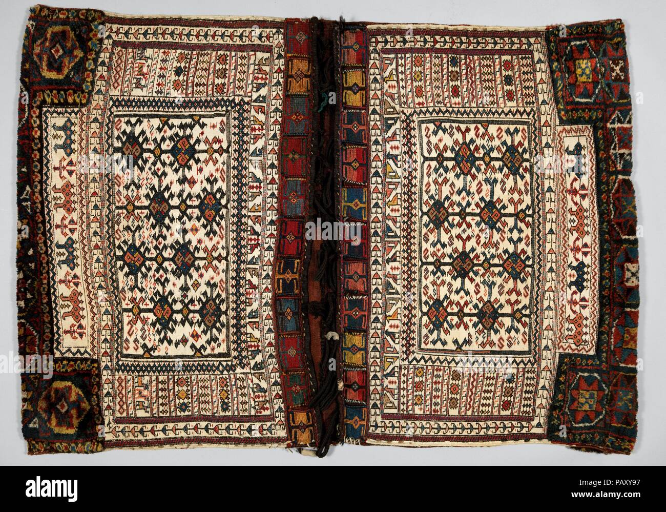 Sac de farine double. Dimensions : H. 40 1/2 in. (102,9 cm) W. 56 in. (142,2 cm). Date : dernier quart du xixe siècle. La grande chambre double sacs de farine créé par des tisserands Bakhtiari fonction habituellement tas avec noeuds symétriques au fond pour protéger le sac dans les zones d'usure extrême. Contrairement aux autres Bakhtiari farine double vue sur le sac (MMA 2015.490.8), le sol ici est exécuté en trame - fait face à l'aide de coton à armure toile blanche, et la modélisation est faite en extra-sumak weft threads avec de la laine d'enrubannage. Le weaver a choisi de décorer le sac avec la répétition de tablettes et d'autres motifs géométriques stylisés, ainsi que Banque D'Images