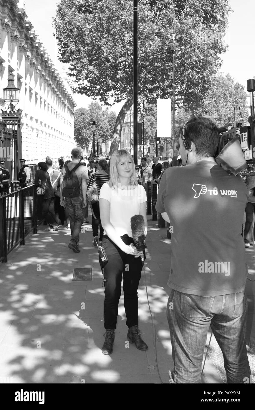 Sophy Ridge journaliste et présentateur Sky News broadcaster, représenté à Whitehall, près de Downing Street, Westminster, Royaume-Uni. Banque D'Images