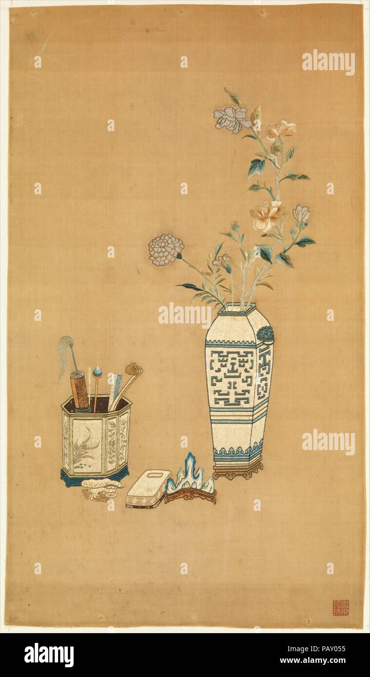 Panneau avec des fleurs dans un vase et 4400 objets. Culture : la Chine. Dimensions : 24 x 14 13/16 3/16 in. (63 x 36 cm). Date : le 18e siècle. Cette broderie illustre un thème commun dans des peintures et des arts décoratifs : une scène d'une étude de 4400. Les fleurs fleurissent en bleu et blanc ; un vase pot pinceau hexagonale est titulaire d'un rouleau horizontal, un flywhisk, deux brosses, un ventilateur, et d'un sceptre ruyi ; et une pierre à encre et pinceau en forme de montagne reste attendent le retour du maître. Sur ce panneau fait magnifiquement, les fleurs sont brodés de perles minuscules plutôt qu'un fil blanc. Musée : Metropolitan Muse Banque D'Images