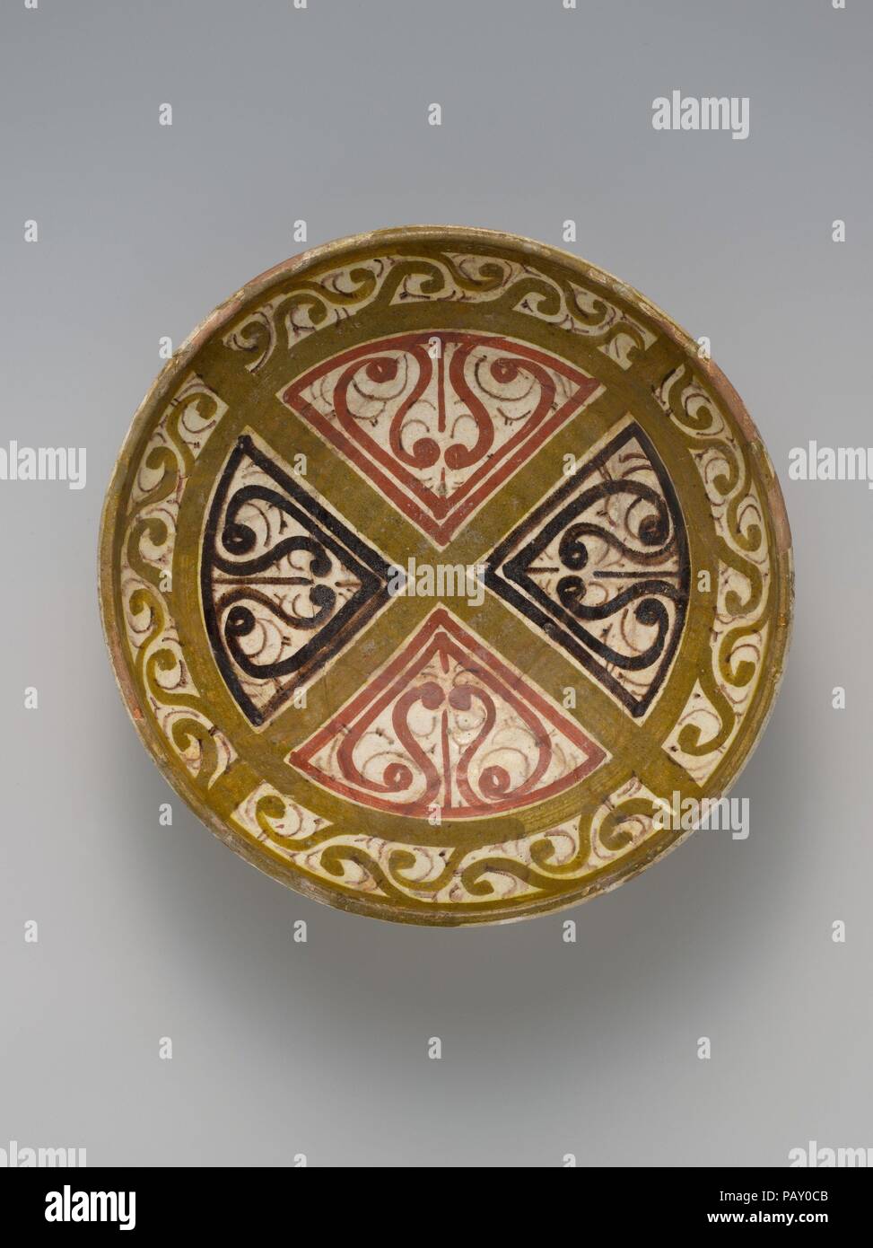 Bol décoré dans le style biseauté'. Dimensions : H. 2 1/4 in. (5,7 cm) Diam. 10 1/2 in. (26,7 cm). Date : 10e siècle. Le style de l'ornementation de surface biseautés peints sur la surface de ce bol est similaire à celui observé sur les surfaces en stuc moulé des palais à Samarra. Ce motif, qui est apparu pour la première fois en neuvième siècle Samarra, étendue à une variété d'endroits, y compris Samarqand. Musée : Metropolitan Museum of Art, New York, USA. Banque D'Images