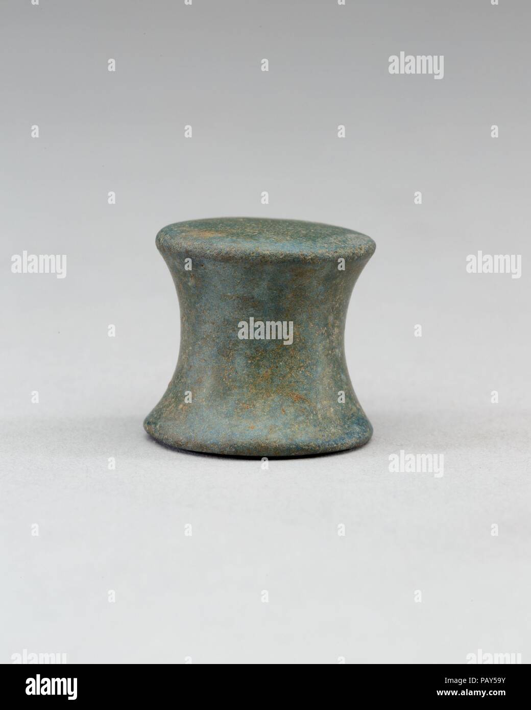 Spool-Shaped Neferkhawet à partir de pièces de jeu. Dimensions : H. 1,9 cm (3/4 po.) ; Diam. 2 cm (13/16 in.). Dynastie DYNASTIE : 18, tôt. Règne : règne de Thoutmosis I-début seul Thoutmosis III. Date : ca. 1504-1447 av. J.-C.. Un tombeau de famille, appartenant à un homme du nom d'Neferkhawet, a été fouillé par l'expédition égyptienne du Metropolitan Museum of Art en 1935. L'une des dernières personnes enterrées dans la tombe était une femme dont le nom n'a pas été enregistrée sur l'un des objets de la tombe. À l'intérieur de son cercueil a été un ensemble incomplet de pièces de jeu, cinq en forme de tiroir comme celui-ci et cinq conique. Ces aurait été Banque D'Images