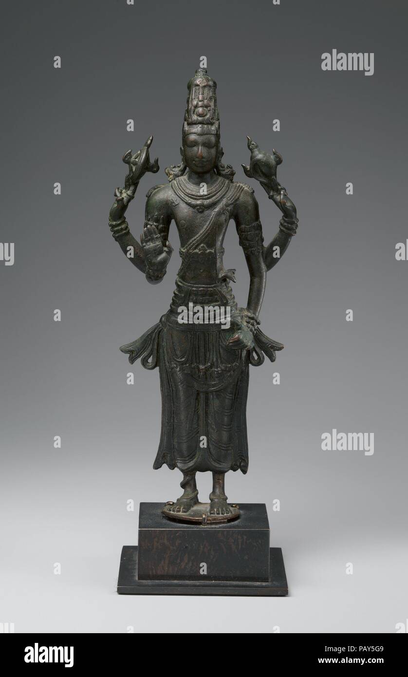 Vishnu. Culture : l'Inde du Sud (Tamil Nadu). Dimensions : H. 8 1/2 in. (21,6 cm) ; W. 3 3/4 in. (9,5 cm) ; D. 1 3/8 in. (3,5 cm). Date : première moitié du ixe siècle. Les Pallavas, centrées sur leur capitale impériale de Kanchipuram, étaient le clan le plus puissant de la règle dans le sud de l'Inde à partir du troisième siècle jusqu'à leur défaite par les Cholas en 897. Cette image de Vishnu afficher les symboles de son autorité comme un monarque de droit divin susceptibles appartient à leur dernière phase de stabilité, sous les règnes des rois et Dantivarman Nandivarman. Notamment, les icônes de cette envergure marquer les débuts de la tradition o Banque D'Images