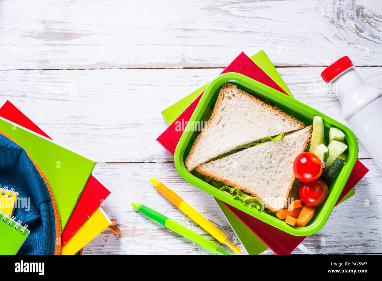 Concept Retour à l'école. Lunch Box, de papeterie et de sac à dos. Banque D'Images