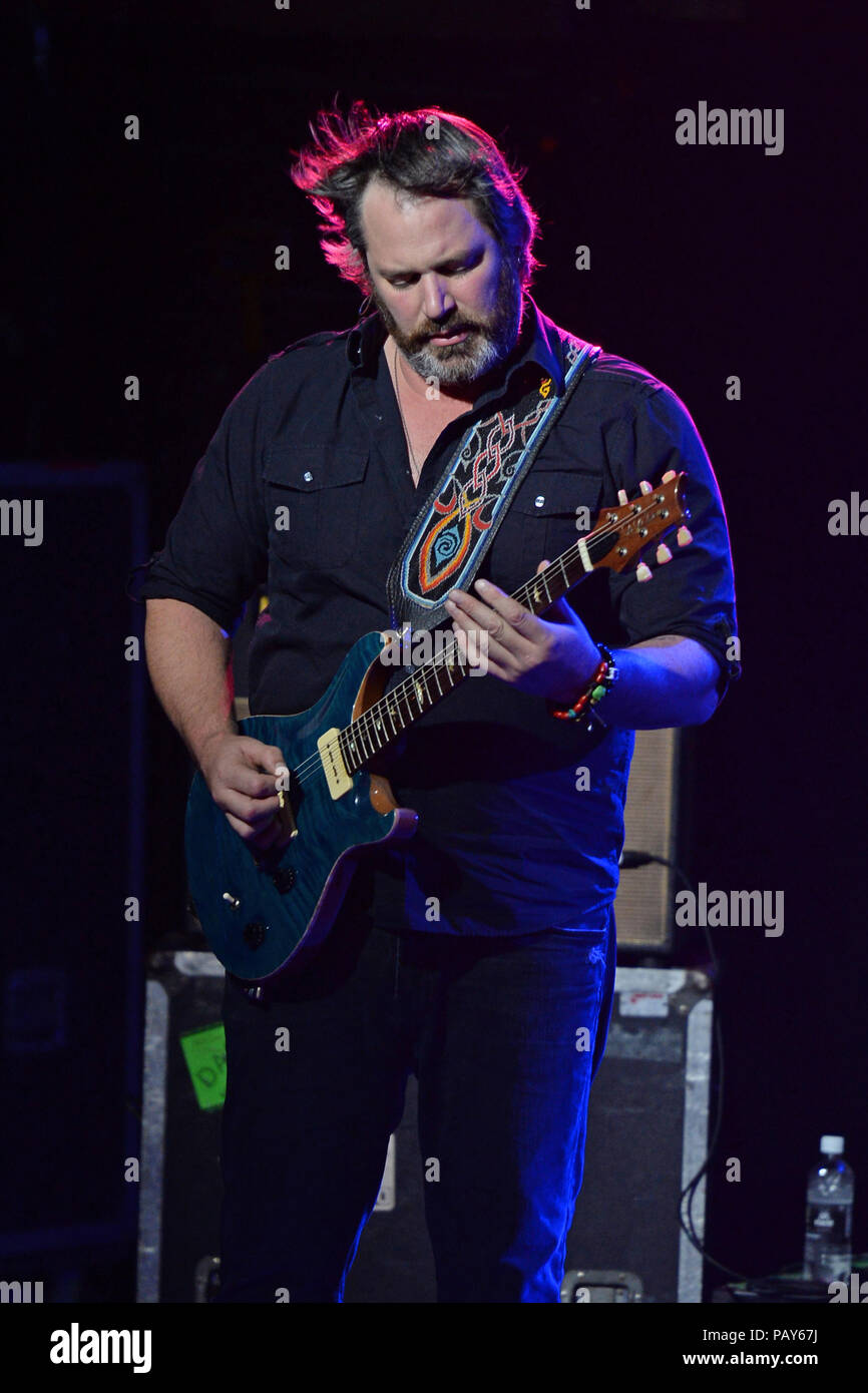 FORT LAUDERDALE FL - 20 SEPTEMBRE : Chan Kinchla de Blues Traveler fonctionne à Revolution le 20 septembre 2015 à Fort Lauderdale, en Floride. People : Chan Kinchla Banque D'Images