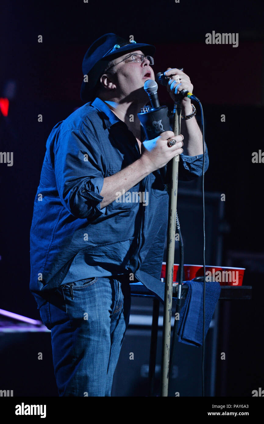 FORT LAUDERDALE FL - 20 SEPTEMBRE : Chan Kinchla de Blues Traveler fonctionne à Revolution le 20 septembre 2015 à Fort Lauderdale, en Floride. People : John Popper Banque D'Images