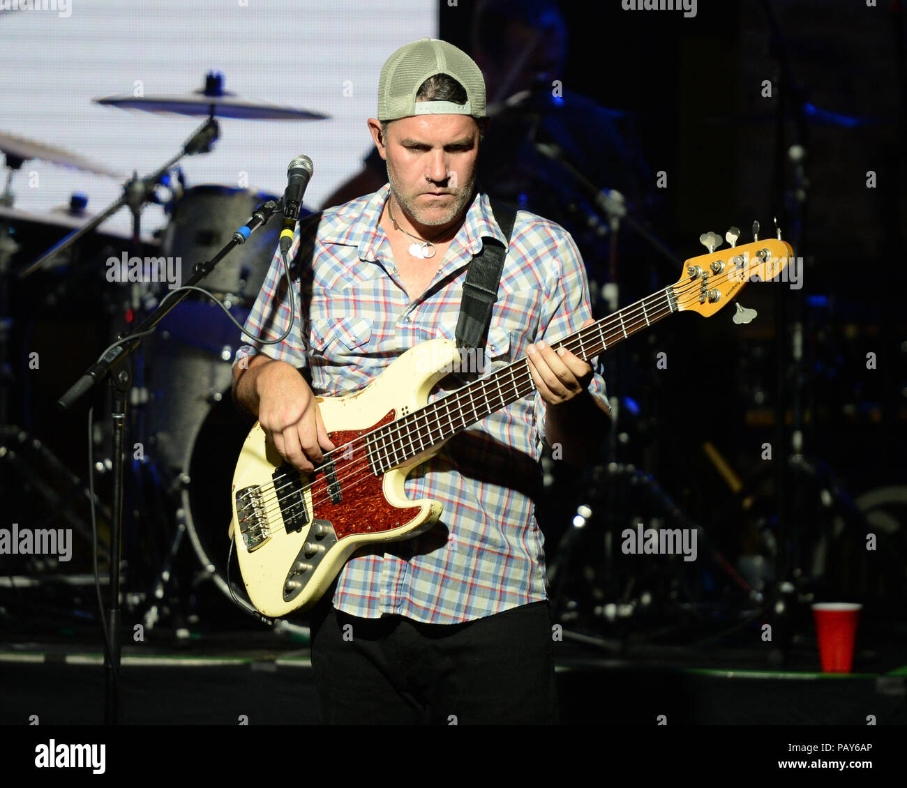 FORT LAUDERDALE FL - 20 SEPTEMBRE : Chan Kinchla de Blues Traveler fonctionne à Revolution le 20 septembre 2015 à Fort Lauderdale, en Floride. Personnes : Tad Kinchla Banque D'Images