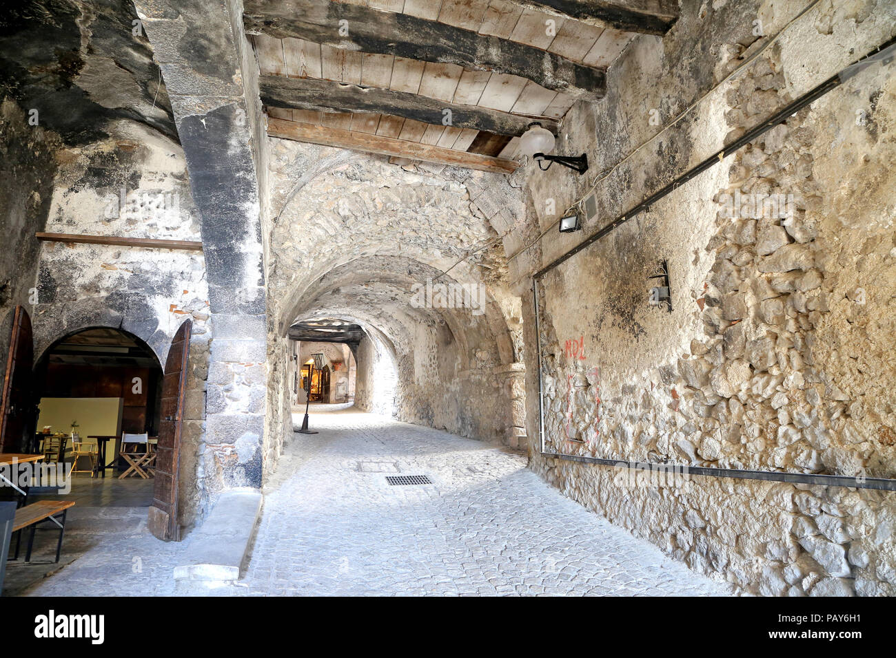 SANTO STEFANO DI SESSANIO (L'AQUILA), ITALIE - 25 août 2017 - dans la cour pittoresque village italien. Banque D'Images