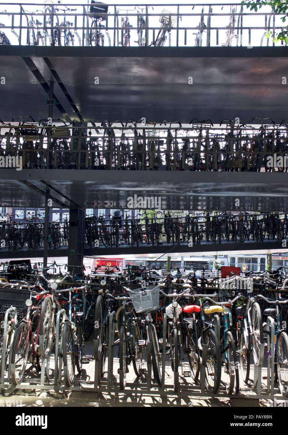 Plusieurs niveaux de parking vélo à Amsterdam, Pays-Bas Banque D'Images