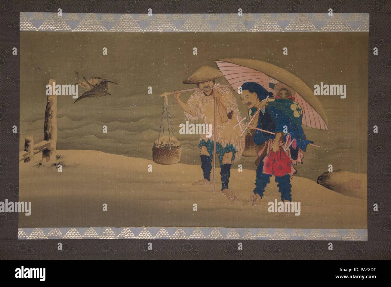 Monkey Showman et Porter( ?) dans la neige. Artiste : Hokuga (Japonais, actif au début du 19ème siècle). Culture : le Japon. Image : 12 Dimensions : 13/16 x 22 5/8 in. (32,5 × 57,5 cm) avec fixation : 50 1/8 × 28 3/8 in. (127,3 × 72 cm) dans l'ensemble avec les boutons : 50 1/8 × 30 9/16 in. (127,3 × 77,6 cm). Date : du 19e siècle. Hokuga, l'un des disciples de Hokusai, était un habile coloriste. Deux chiffres, habillé de façon percutante, marcher ensemble le long d'une rive sombre qui comprend une paire de vol d'oies sauvages et une clôture. La combinaison de la luminosité et l'obscurité confère à la peinture un sentiment étrange. Musée : Musée métropolitain d'un Banque D'Images