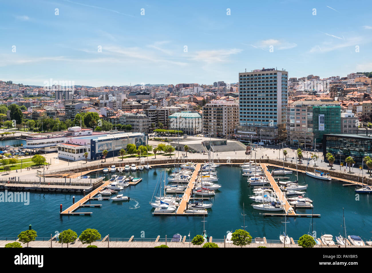 Vigo, Espagne - 20 mai 2017 : Architecture de Vigo avec yachts amarrés dans la région de Vigo, Galice, Espagne. Banque D'Images