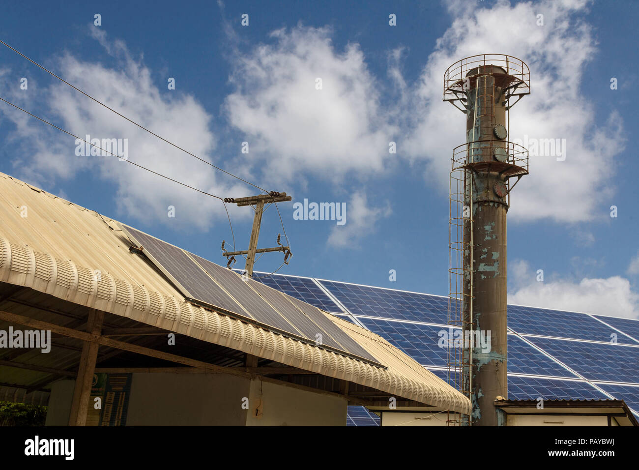 Un village est équipé de panneaux solaires pour fournir de l'électricité pour les utilitaires système. Banque D'Images