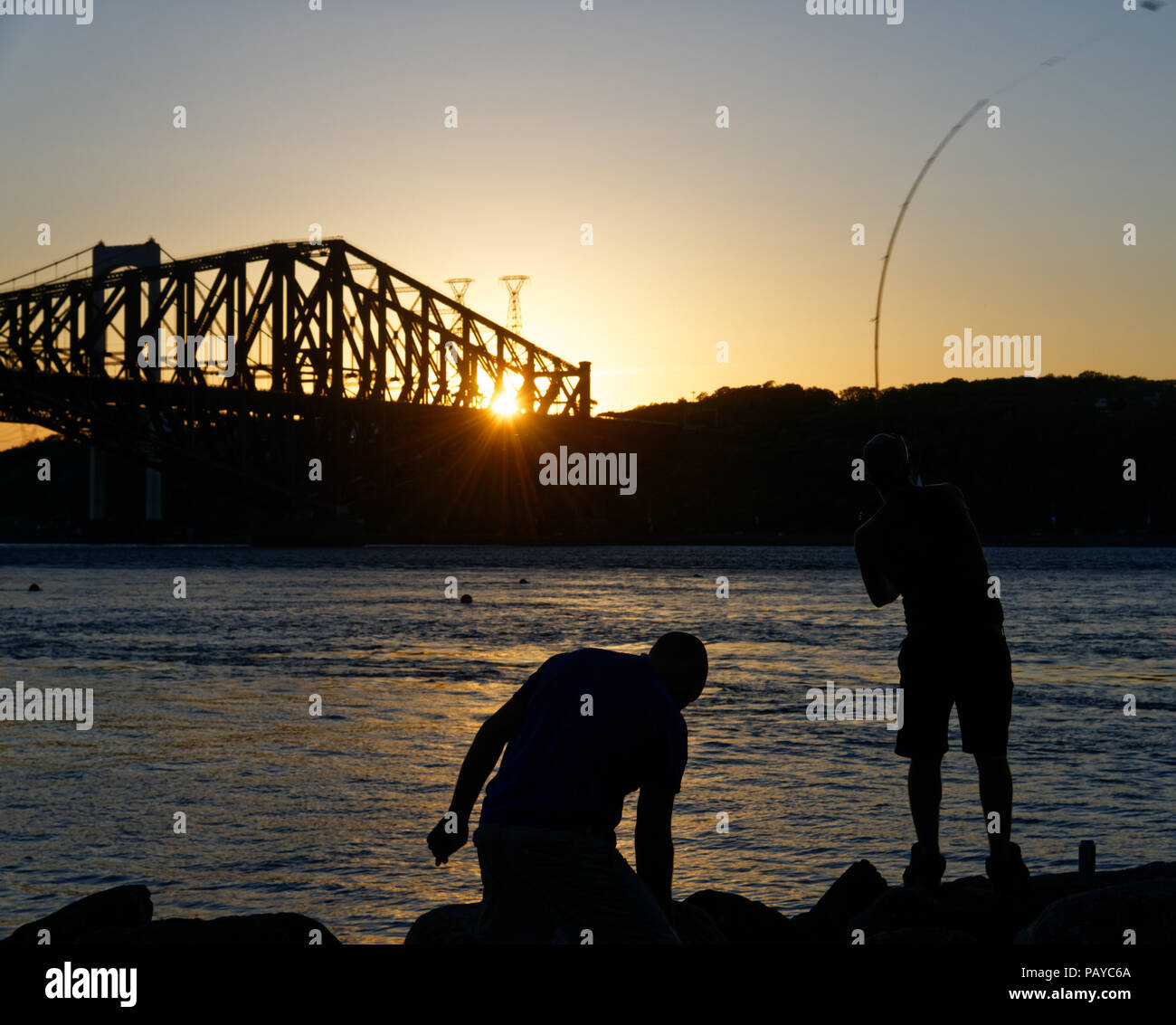 Les pêcheurs du Parc de la marina-de-la-Chaudière, St-Romuald, Québec, avec le Saint-laurent Rier à Pont du Québec derrière Banque D'Images