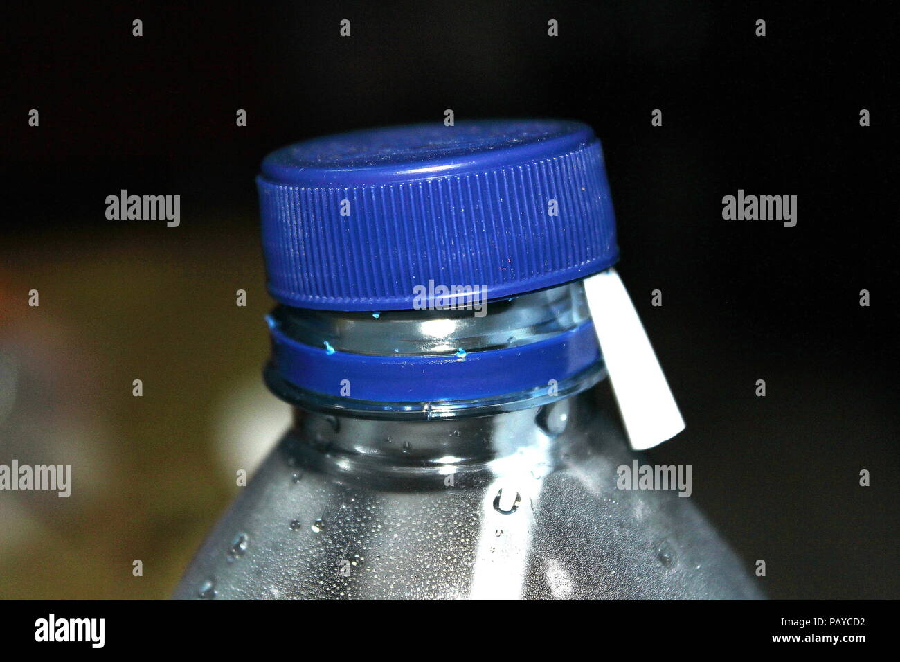 L'eau minérale des bouteilles en plastique, de la pollution plastique crise. Banque D'Images