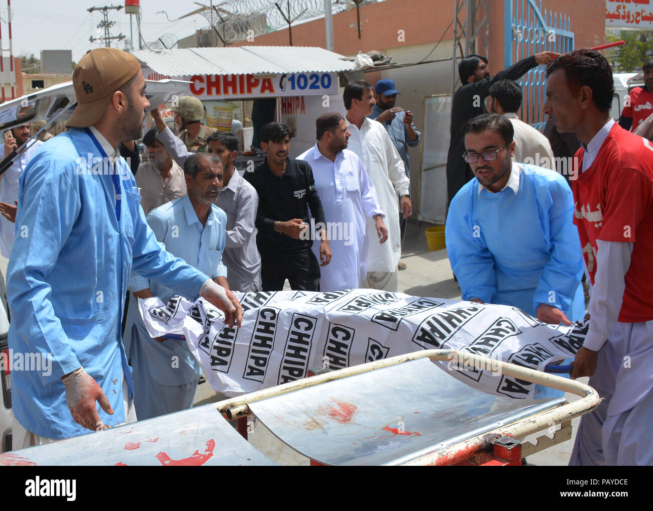 Quetta, Pakistan. 24 juillet, 2018. Les responsables de la sécurité pakistanaise inspecter un site de l'attentat suicide près de bureau de vote de Quetta. Au moins 31 électeurs inscrits cinq policier et deux enfants ont été tués et plus de 20 personnes ont été blessées, l'attaque suicide dans Bhoosa Mandi à Quetta. Credit : Muhammad Arshad/Pacific Press/Alamy Live News Banque D'Images