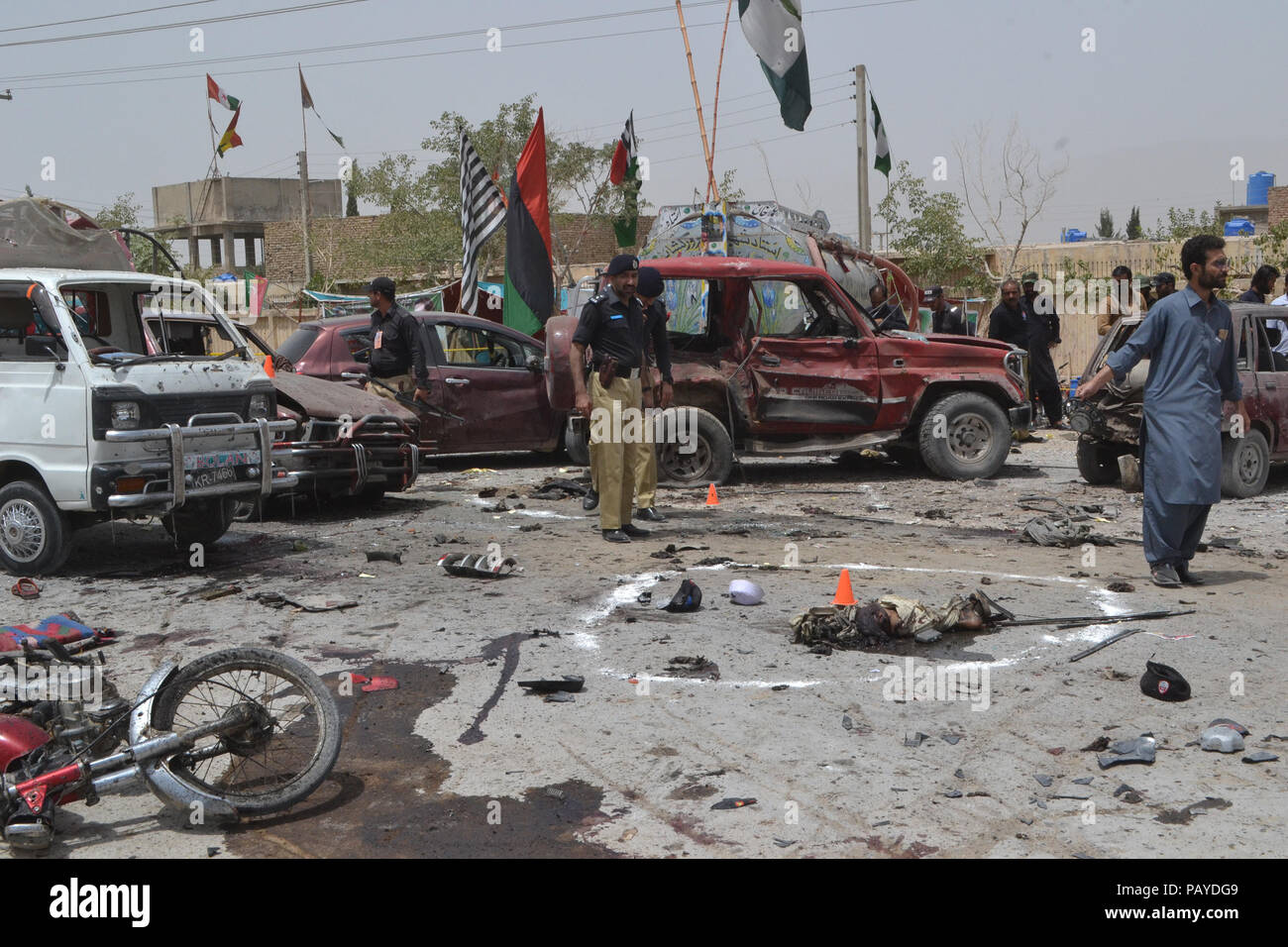 Quetta, Pakistan. Le 25 juillet, 2018. Les responsables de la sécurité pakistanaise inspecter un site de l'attentat suicide près de bureau de vote de Quetta. Au moins 31 électeurs inscrits cinq policier et deux enfants ont été tués et plus de 20 personnes ont été blessées, l'attaque suicide dans Bhoosa Mandi à Quetta. Credit : Muhammad Arshad/Pacific Press/Alamy Live News Banque D'Images