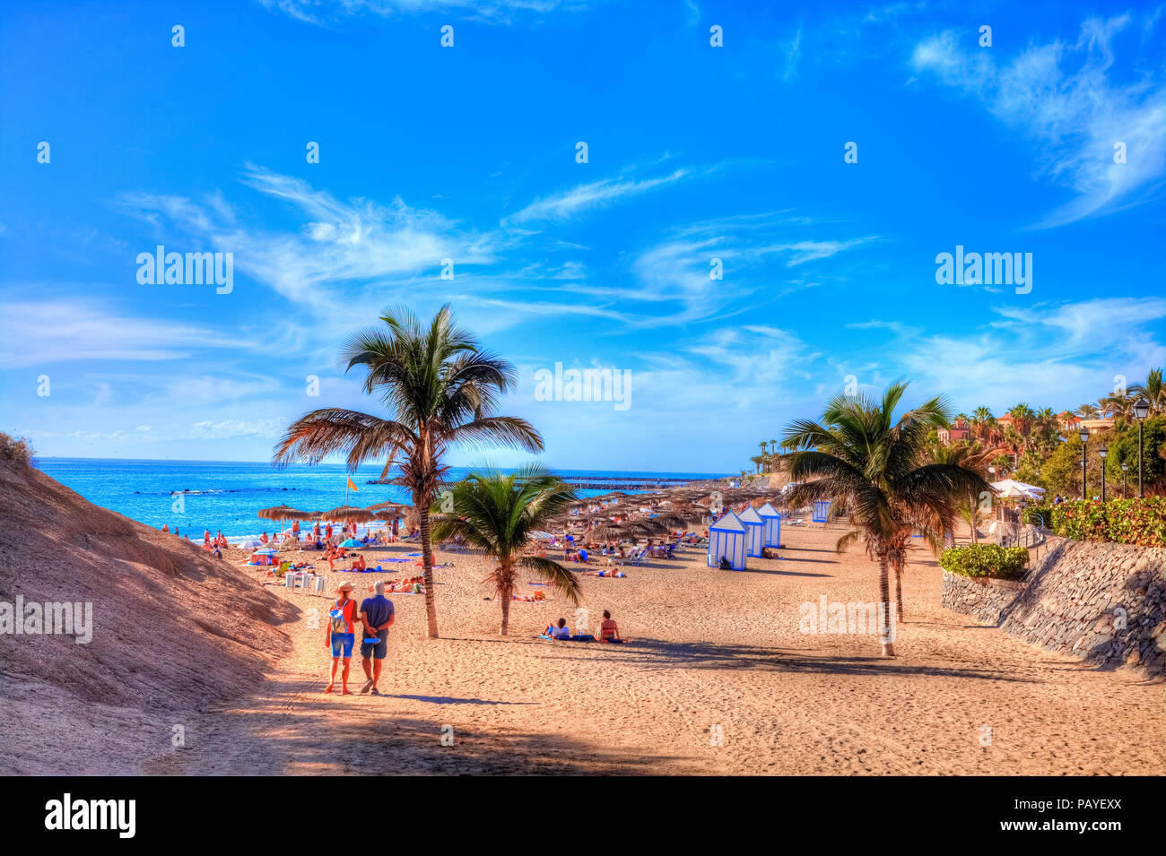 Les gens sur la plage d'El Duque appréciant des vacances sur la côte d'Adeje à Tenerife, Espagne île des Canaries Banque D'Images