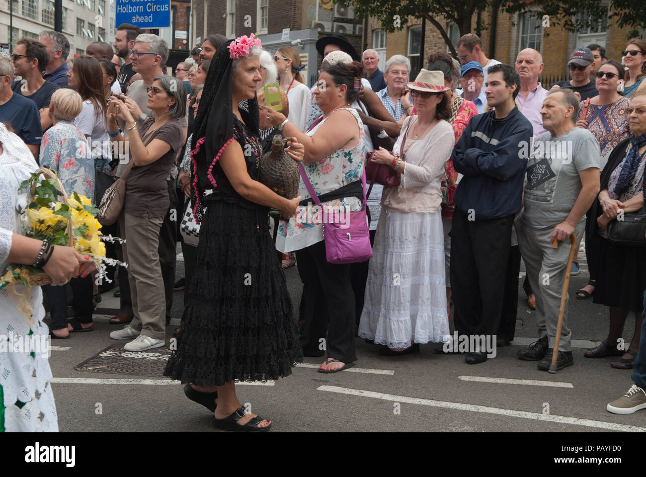 Honneur de notre-Dame du Mont Carmel procession Royaume-Uni. Communautés italiennes festival religieux annuel une procession de Saint Peters, St Peters Italian Church Clerkenwell Londres les gens regardent Central London UK années 2018 2010 HOMER SYKES Banque D'Images