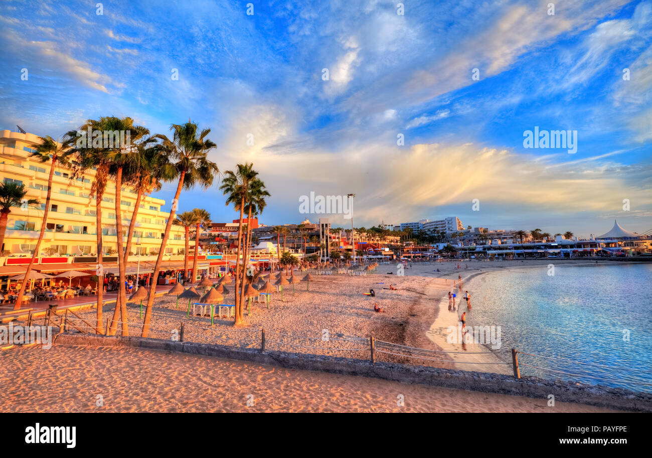 Belle vue sur Pinta plage au coucher du soleil avec de l'eau colorée et du ciel illuminé par le soleil, à Tenerife, îles de Canaries, Espagne Banque D'Images