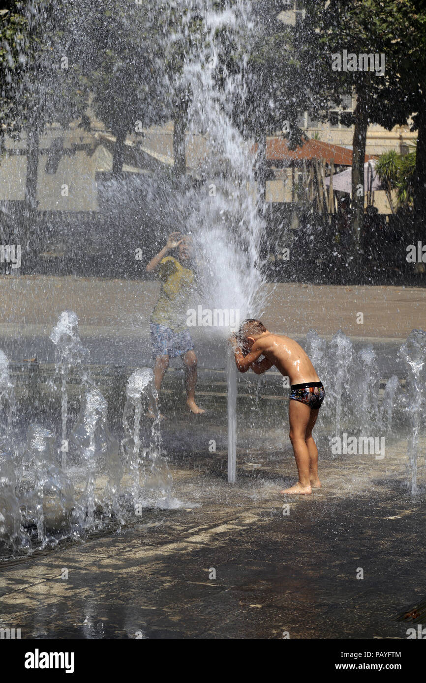 Rafraîchissement dans le Zeus Fontaine, sur la place du nombre d'Or, quartier Antigone. Occitanie Montpellier France. Banque D'Images