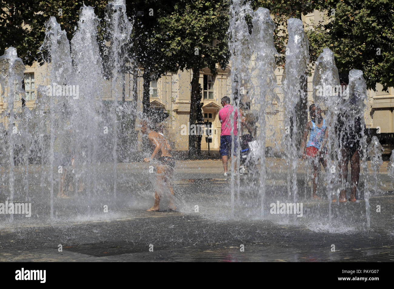 Rafraîchissement dans le Zeus Fontaine, sur la place du nombre d'Or, quartier Antigone. Occitanie Montpellier France. Banque D'Images