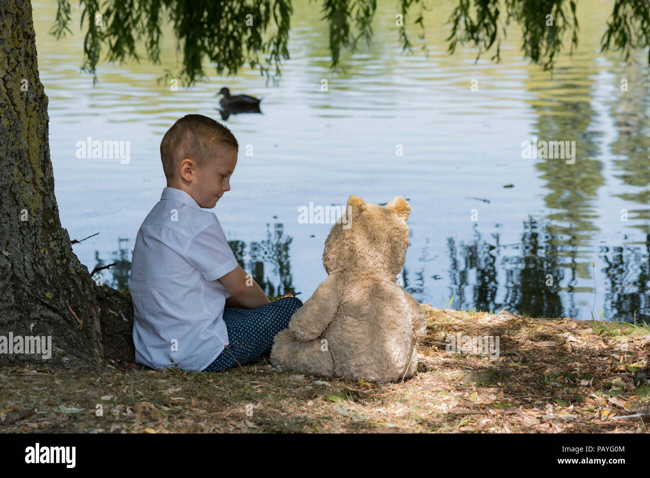 Avec l'enfant en peluche park Banque D'Images