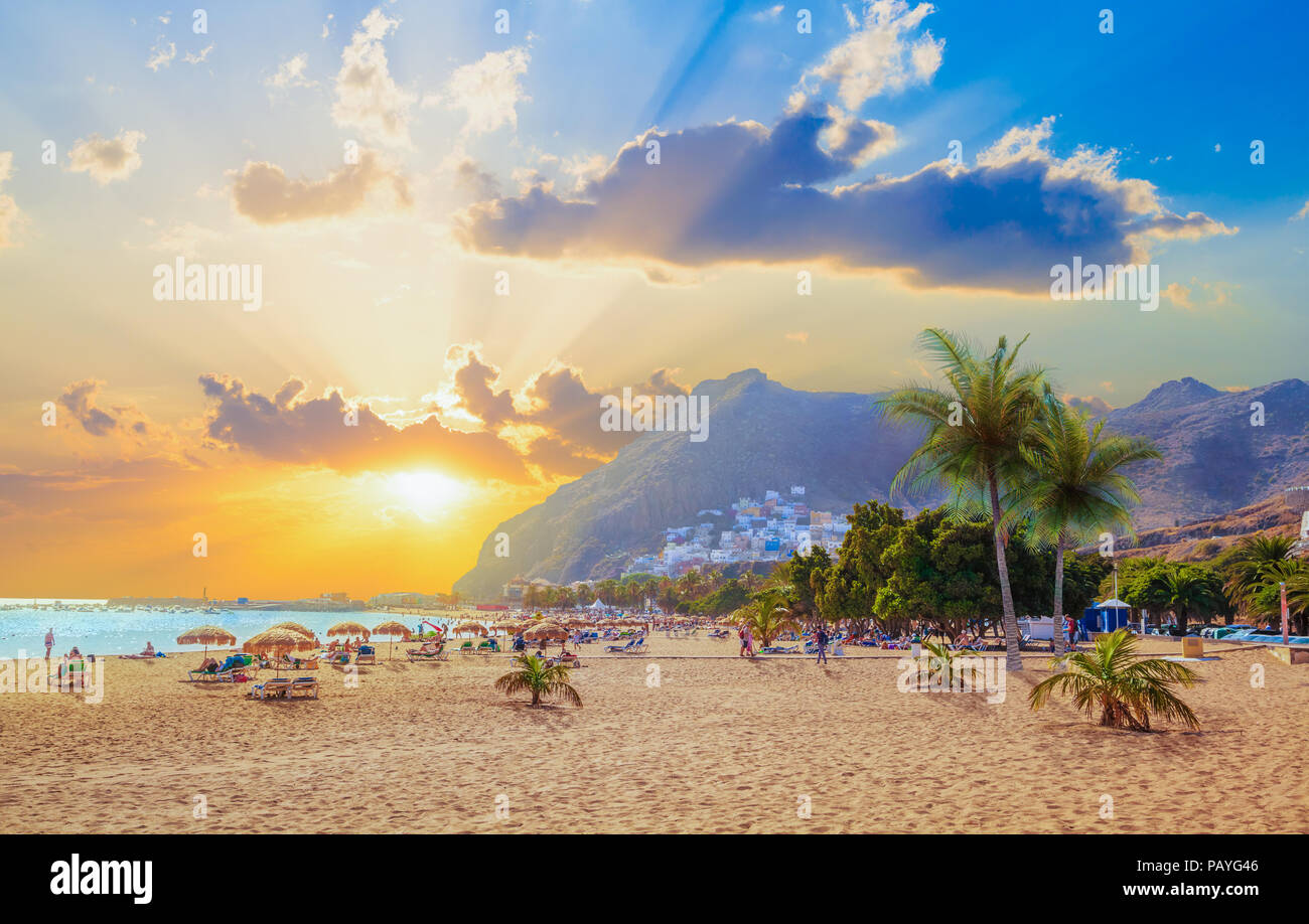 Très belle scène sur Teresitas avec les personnes bénéficiant de vacances d'été à coucher du soleil la lumière, dans l'île de Tenerife, Espagne Banque D'Images