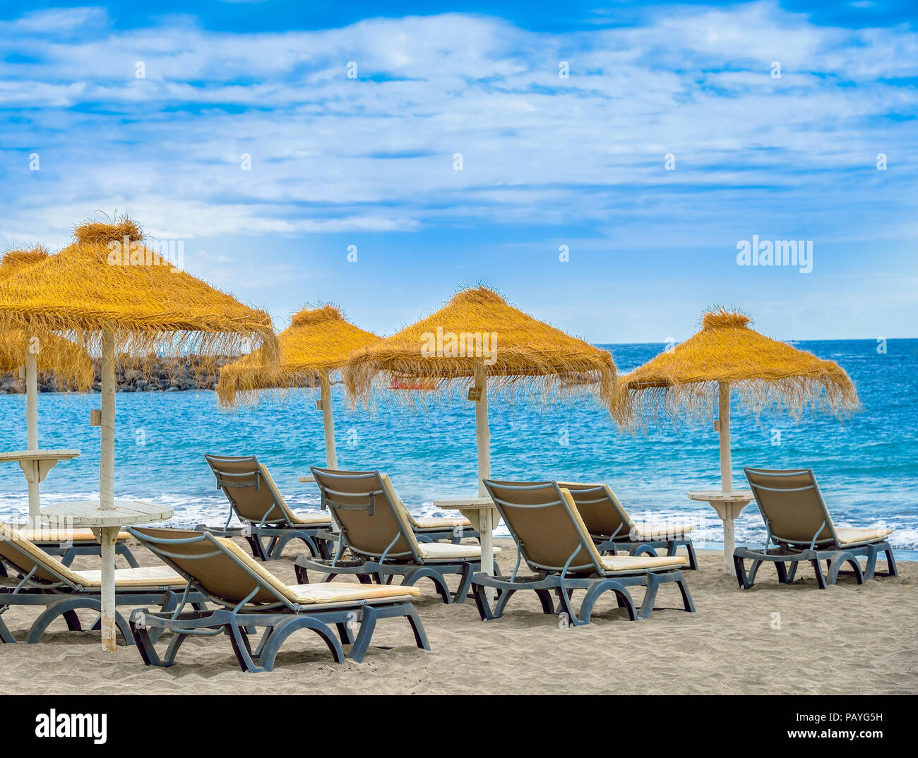 Président et des parasols sur la plage de Torviscas à Tenerife, Costa Adeje de île des Canaries, Espagne Banque D'Images