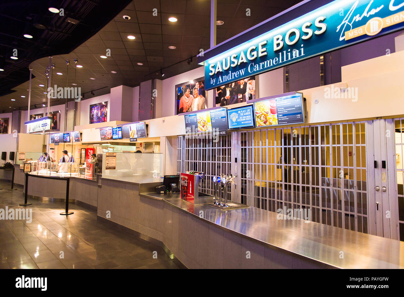 NEW YORK, USA - Oct 8, 2015 : Saucisse patron au Food court au Madison Square Garden, New York. MSG est l'arène de basket-ball, hockey sur glace, Banque D'Images