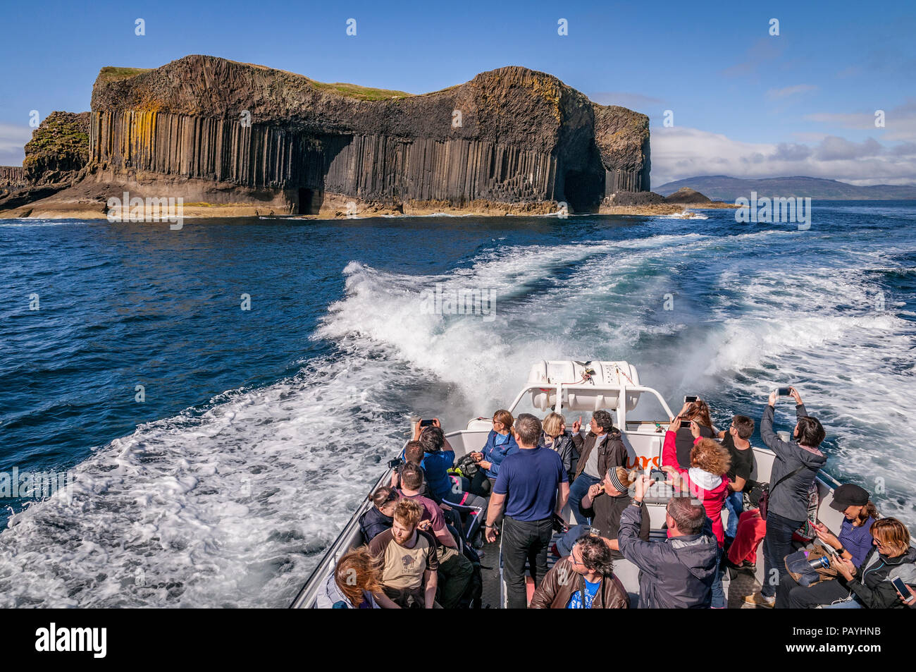 L'île de Staffa et Fingals cave. Grotte de bateau sur la gauche. L'Argyll en Écosse. Banque D'Images