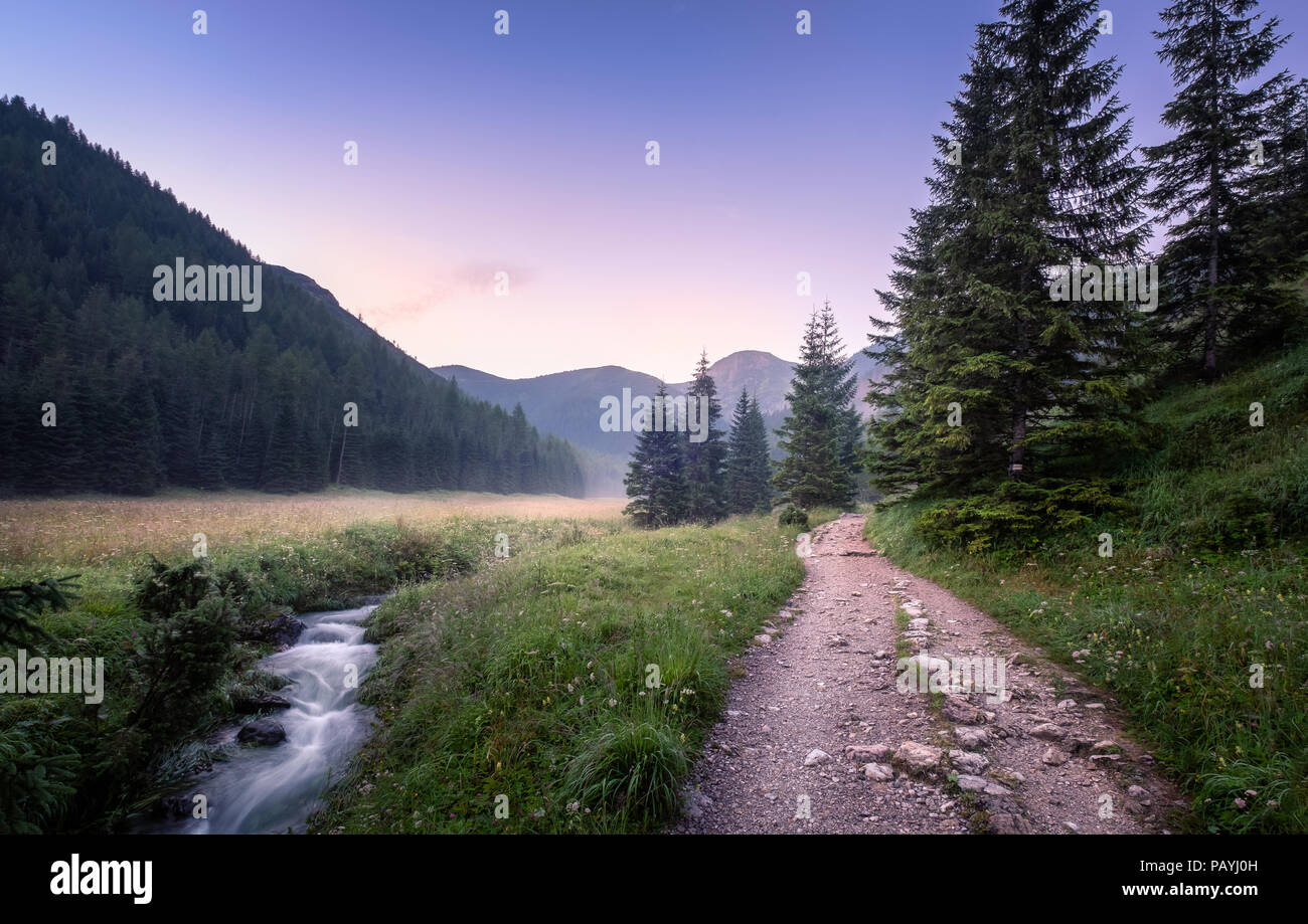 Paysage idyllique avec les montagnes et le lever du soleil au petit matin en montagnes Tatras, en Pologne. Banque D'Images