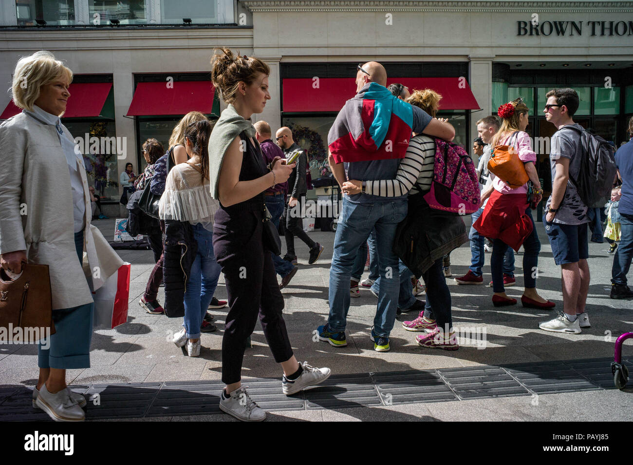 Shoppers sur Grafton Street, Dublin, Irlande. Banque D'Images