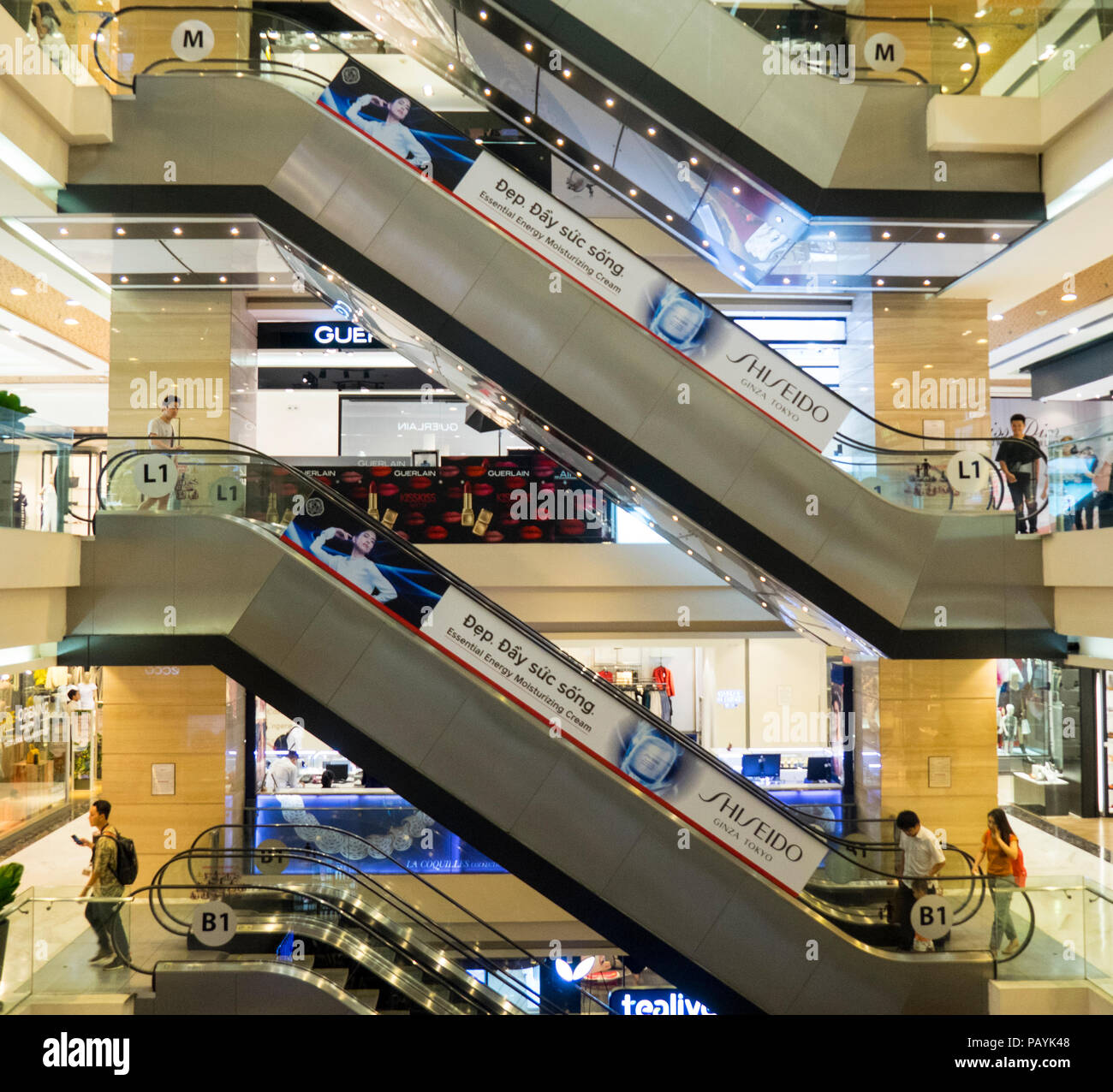 Escaliers mécaniques dans l'atrium du centre commercial Vincom dans le District 1, Ho Chi Minh City, Vietnam. Banque D'Images