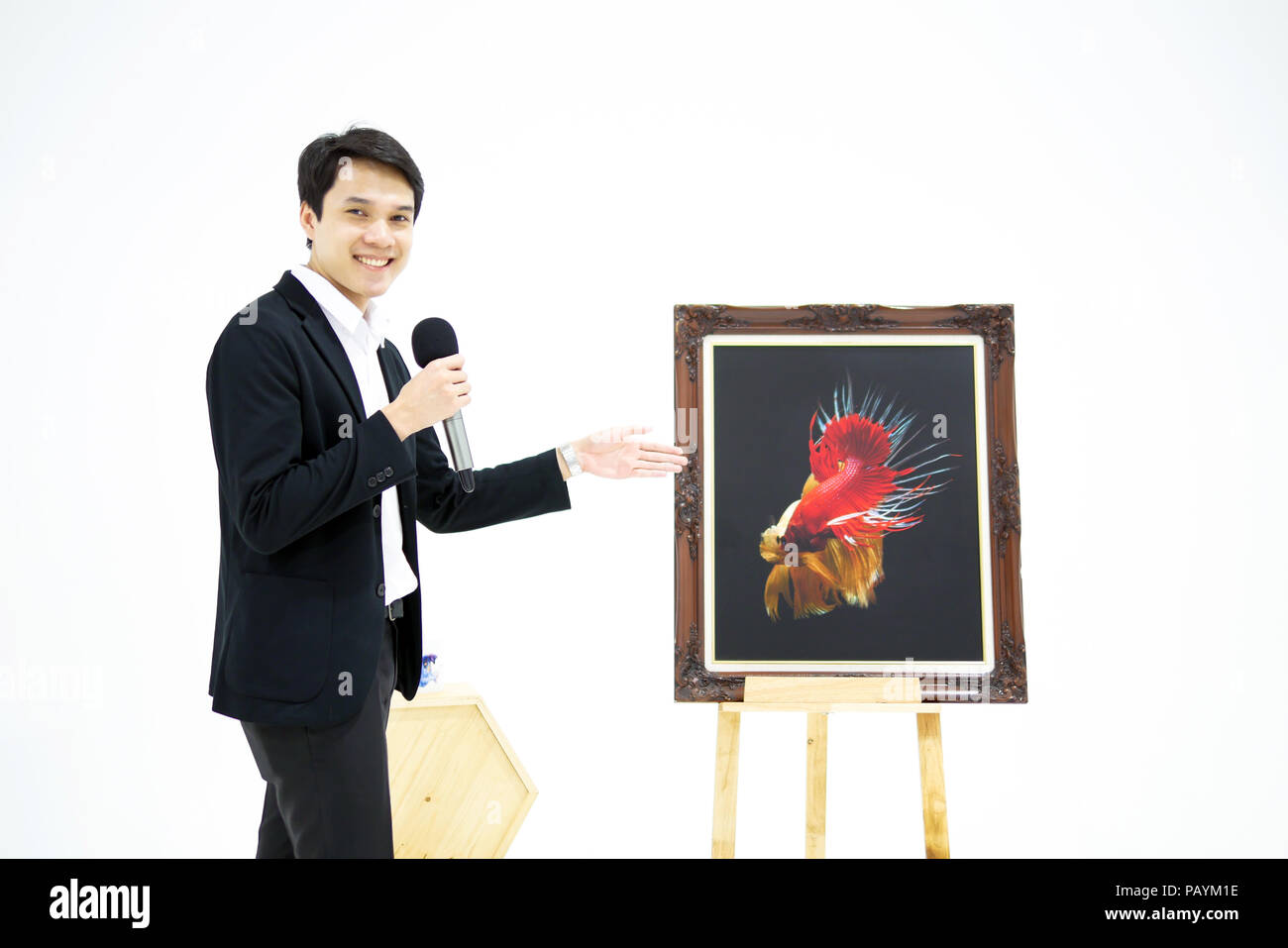 Les hommes asiatiques Smart présente le beau combat siamois (poisson betta) photo dans l'exposition de musée. Banque D'Images