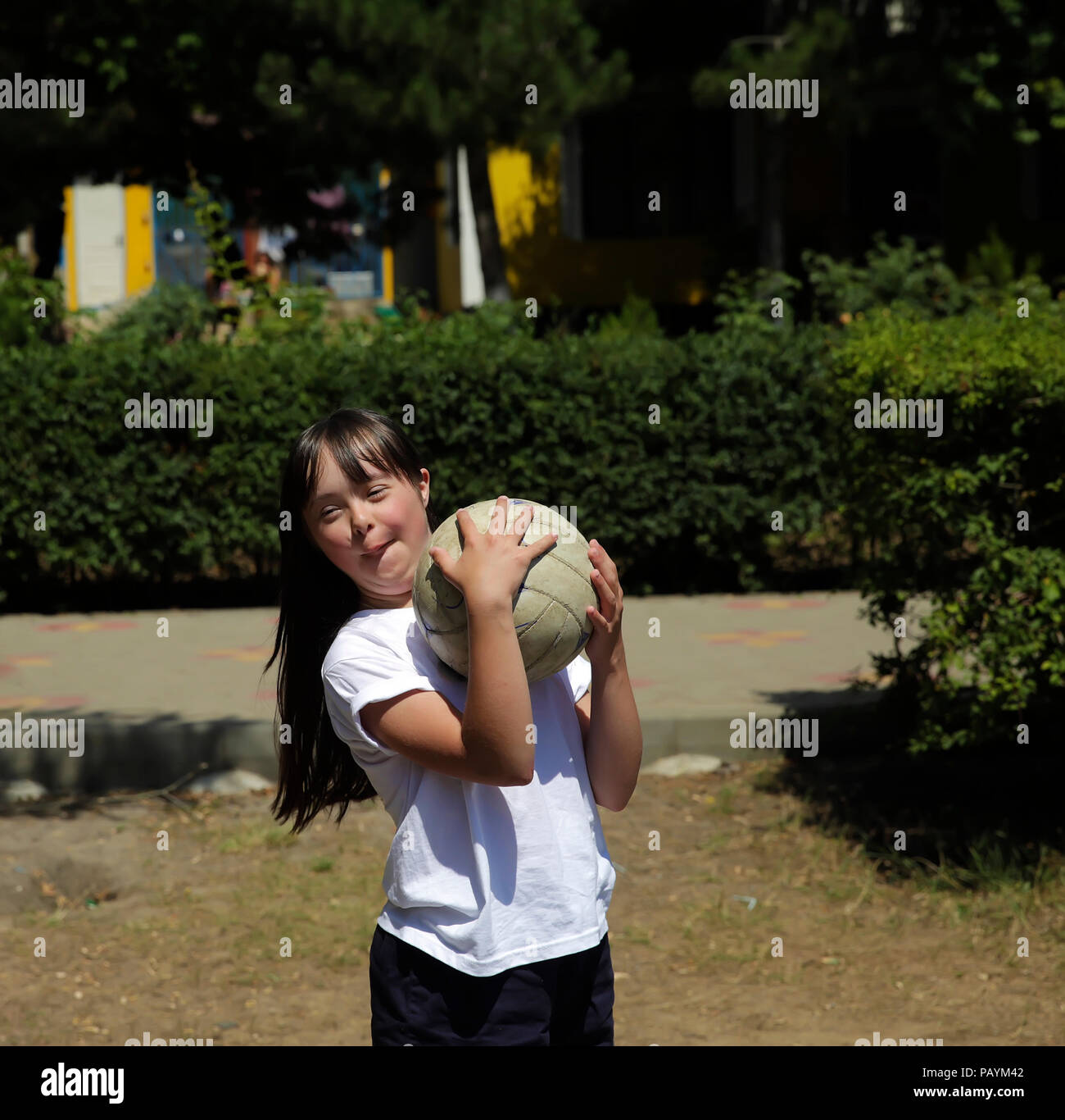 Petite fille s'amuser avec une balle Banque D'Images