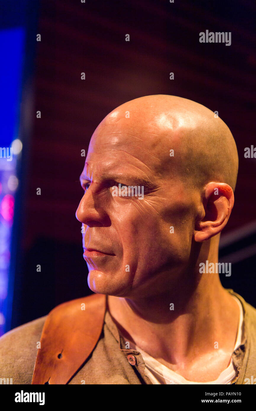 LOS ANGELES, USA - Sep 28, 2015 : Bruce Willis comme John McClane dans le Madame Tussauds Hollywood Wax Museum. Marie Tussaud est né comme Marie Grosholtz Banque D'Images