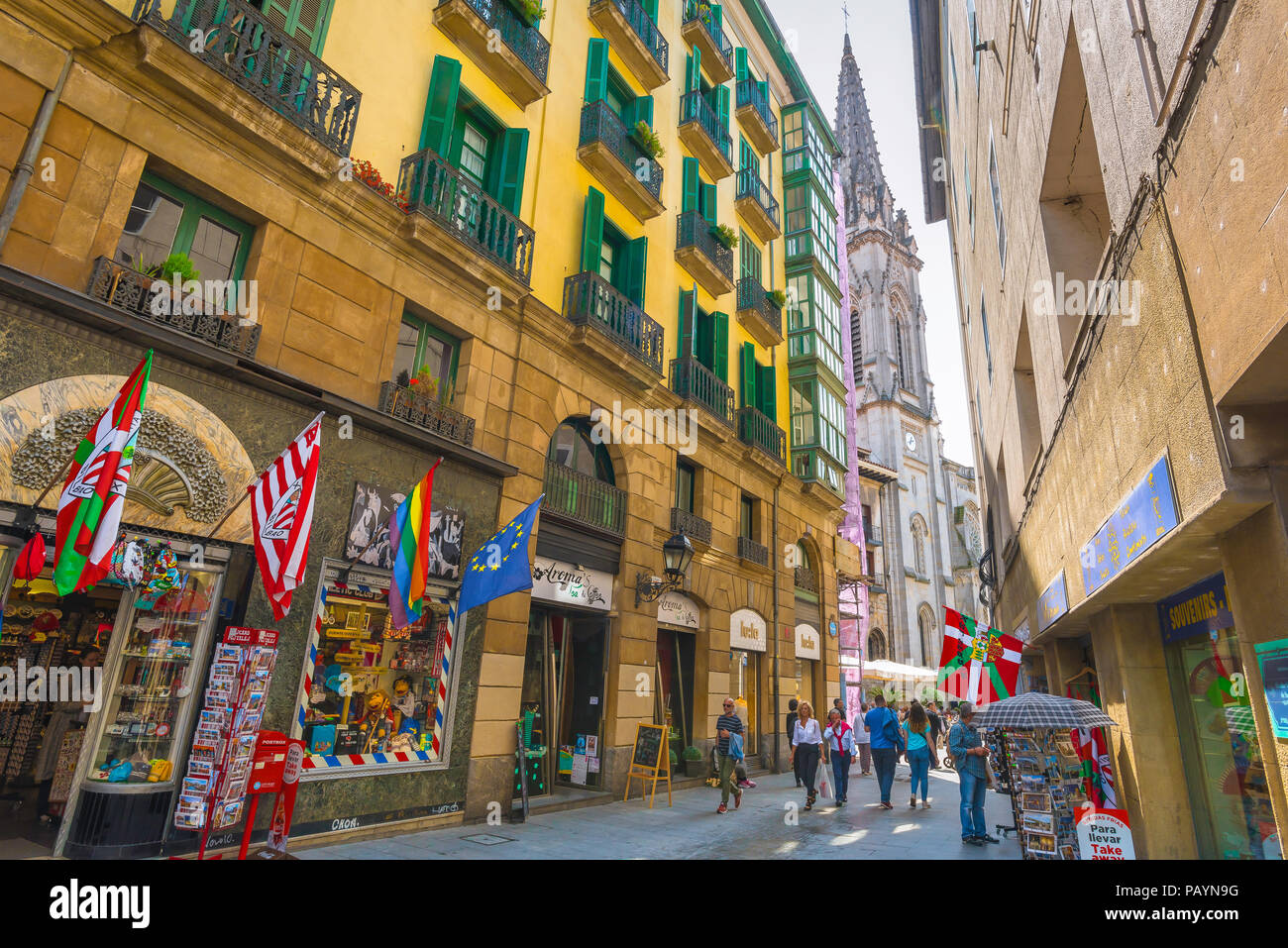 Rue de Bilbao, vue le long d'une rue en direction de la catedral de Santiago dans le centre de la Casco Viejo (vieille ville) de Bilbao, Espagne. Banque D'Images