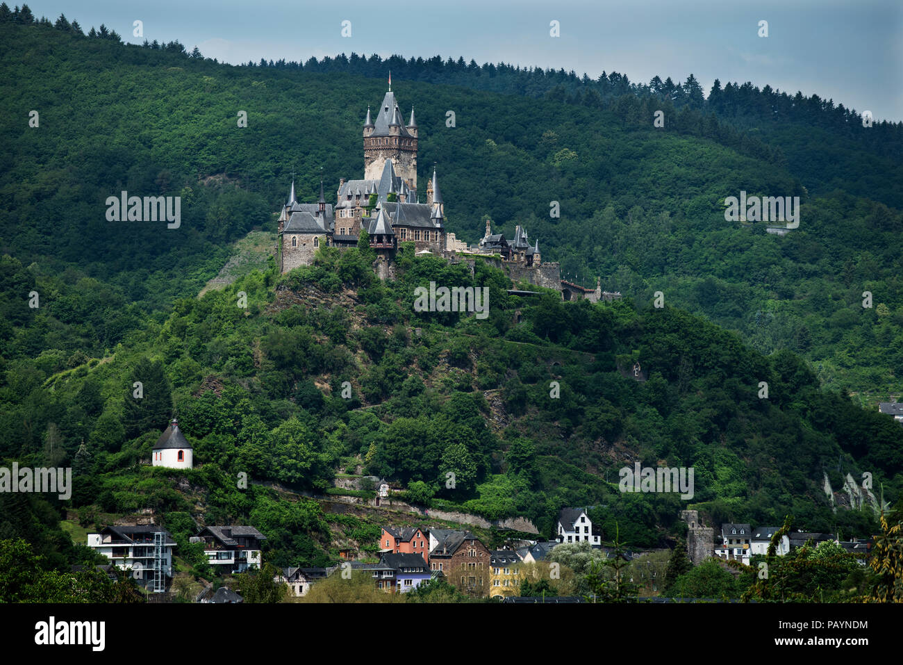 Cochem est le siège de la plus grande ville et dans le département, en Rhénanie-Palatinat, Allemagne. Le château impérial s'élève au-dessus de la Moselle, Mo Banque D'Images