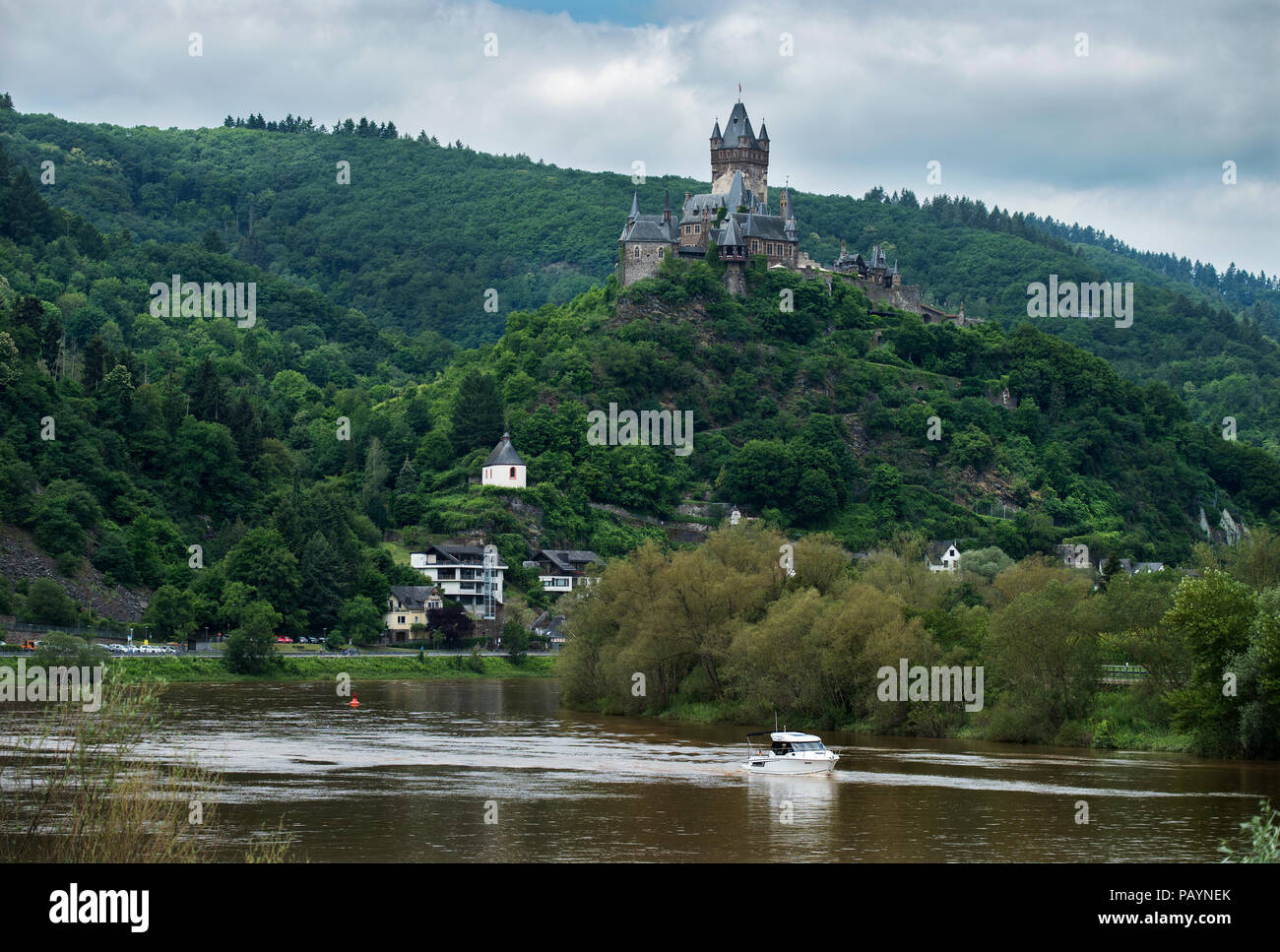 Cochem est le siège de la plus grande ville et dans le département, en Rhénanie-Palatinat, Allemagne. Le château impérial s'élève au-dessus de la Moselle, Mo Banque D'Images